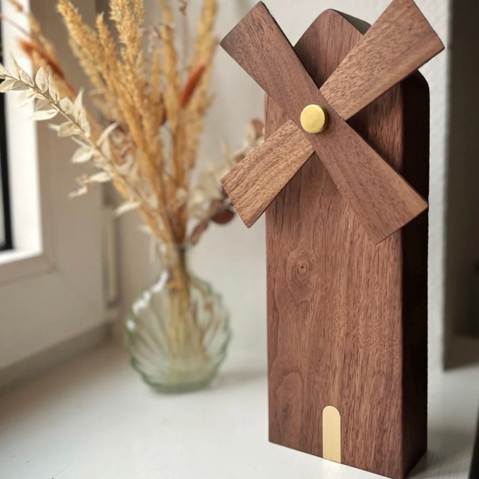 Rune - Jakobsen Design 'Vores Land' Vindmølle – håndlavet i eg eller valnød med messingdetaljer Home Decor_3