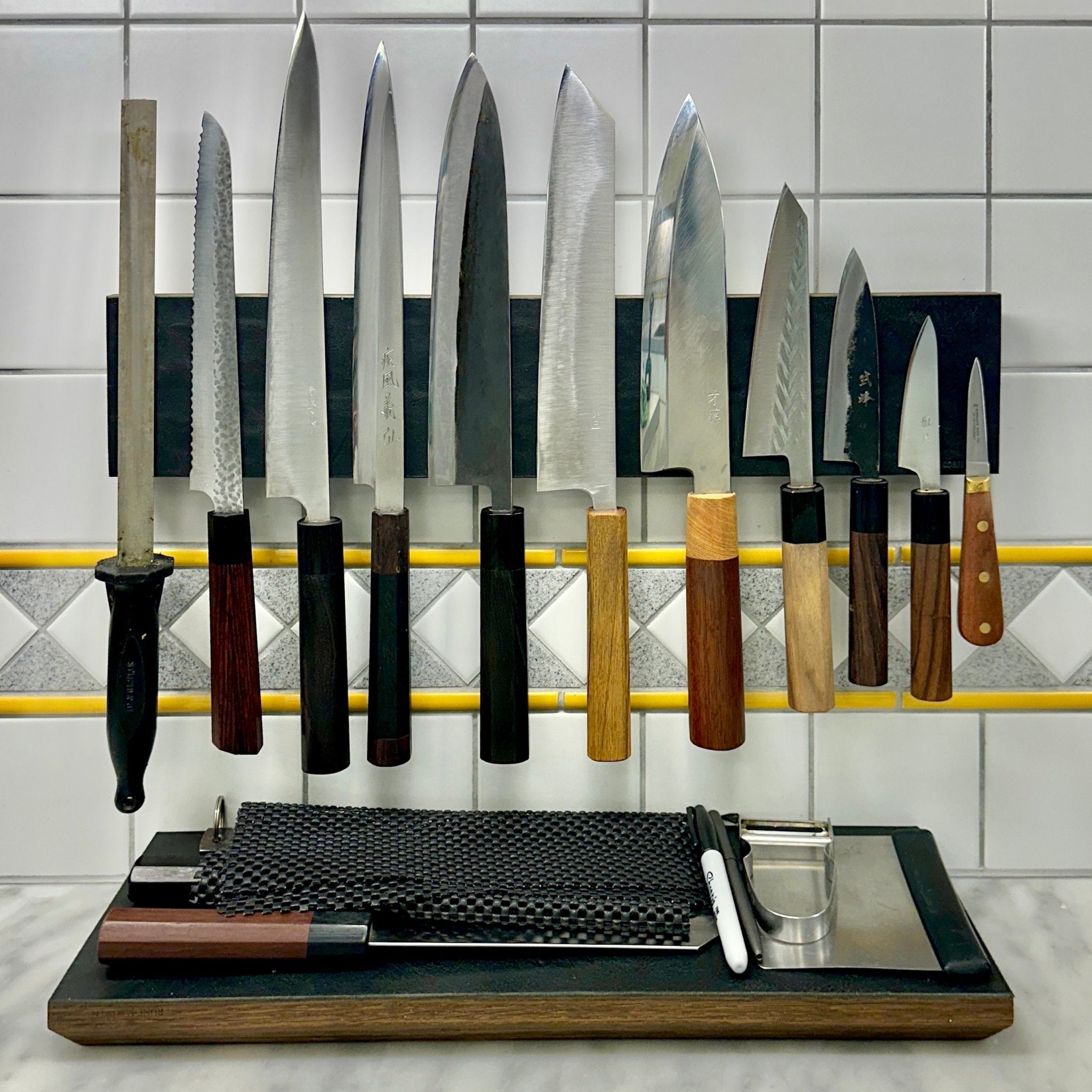 Rune - Jakobsen Design Wide Leather protected - 10 cm bred knivmagnet med læderfront 20x10x2.5 cm Knivskinner_2