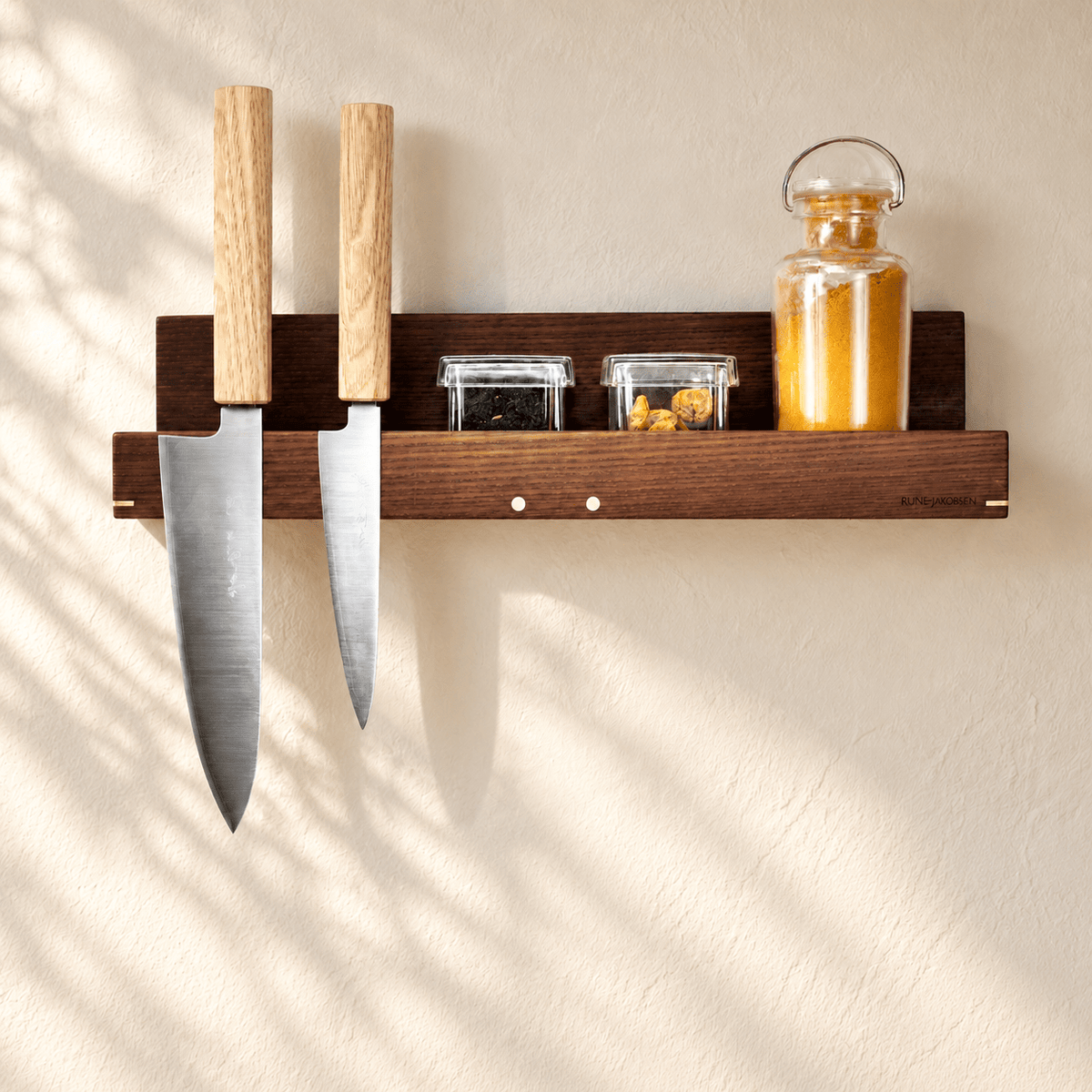 Hack for Knives – væghylde, valnød, fra Rune-Jakobsen Woodworks