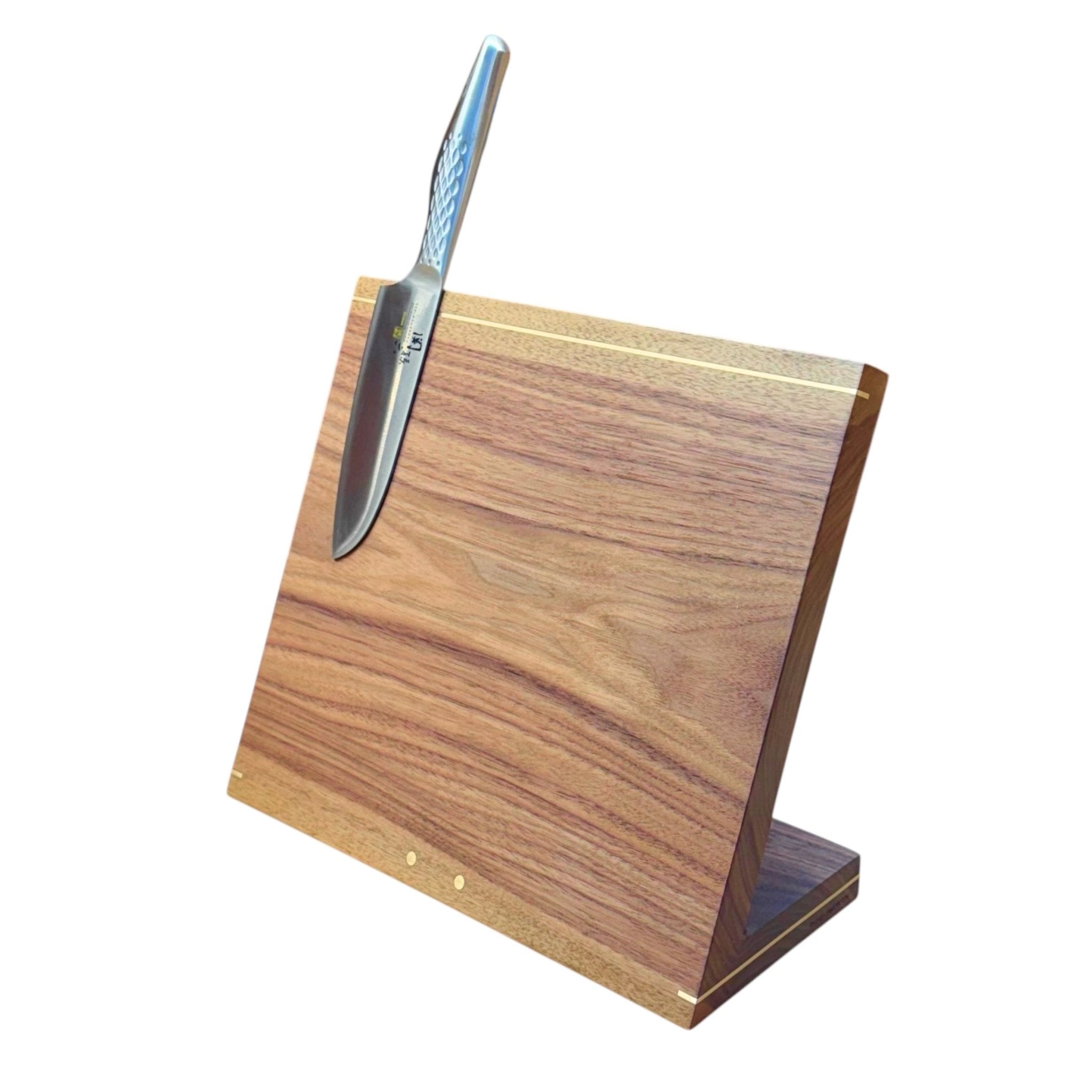 Køb 'Windswept exclusive' vinklet knivblok med messingdetaljer _2 fra Rune-Jakobsen Woodworks hos os