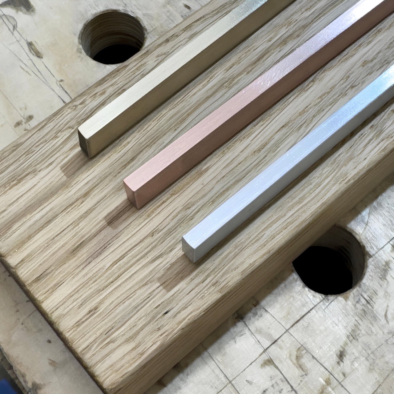 Rune - Jakobsen Woodworks 'Split' knivmagnet med messingdetaljer - længder fra 30 - 80 cm Røget egetræ_9