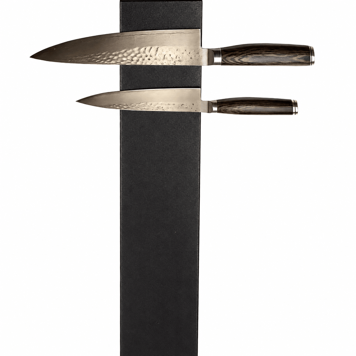 Leather Protected Vertical – bred knivmagnet med sort læder til lodret montering, fra Rune-Jakobsen Woodworks