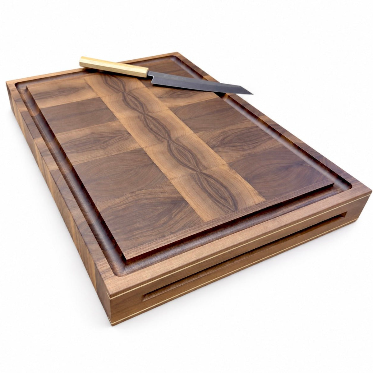 Chefs Board – tabla de cortar de veta testa con detalles en latón, 5 cm, de Rune-Jakobsen Woodworks