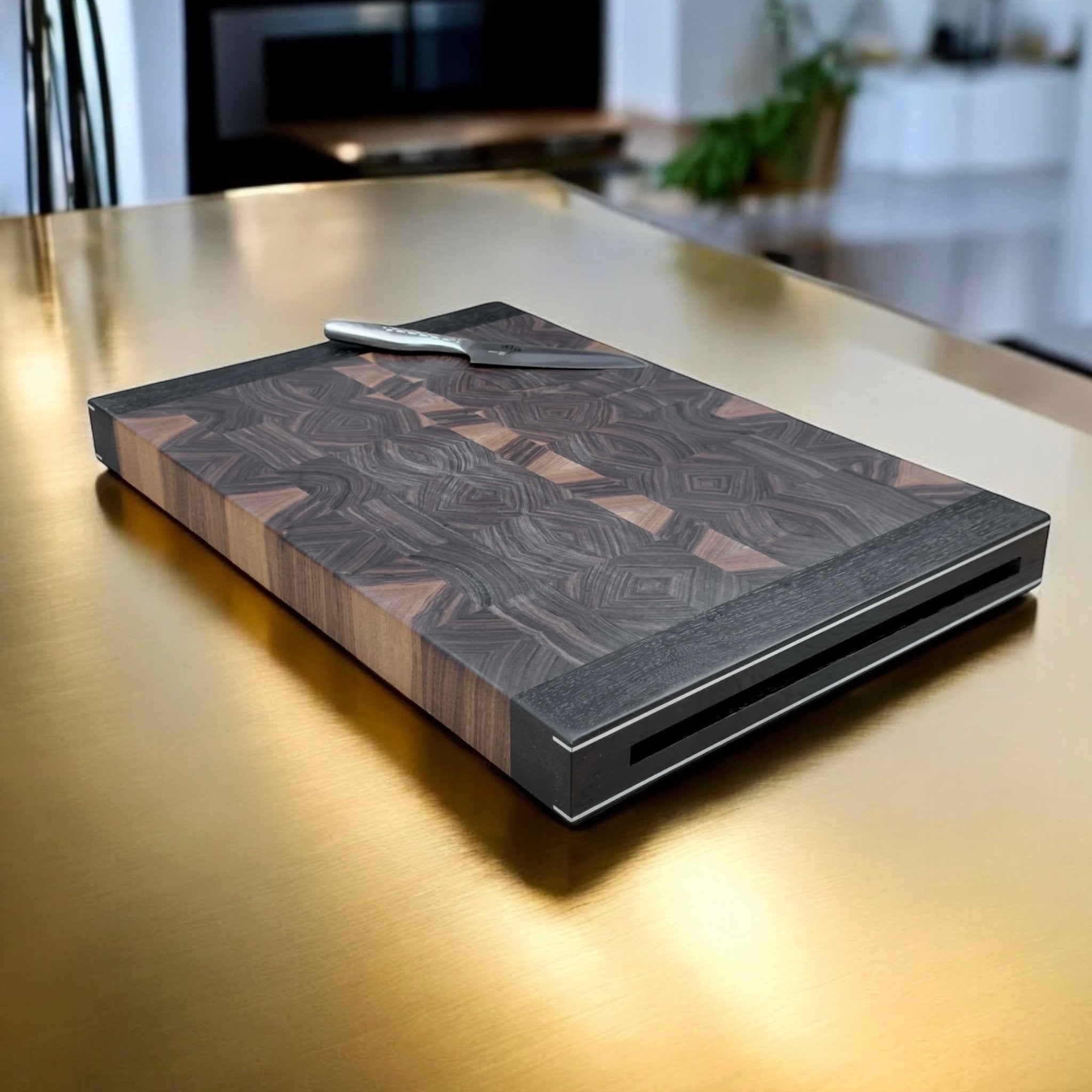 Køb 'Chefs board' skærebræt med kerne i endetræ og messingdetaljer 40x30x5 cm_2 fra Rune - Jakobsen Woodworks hos os