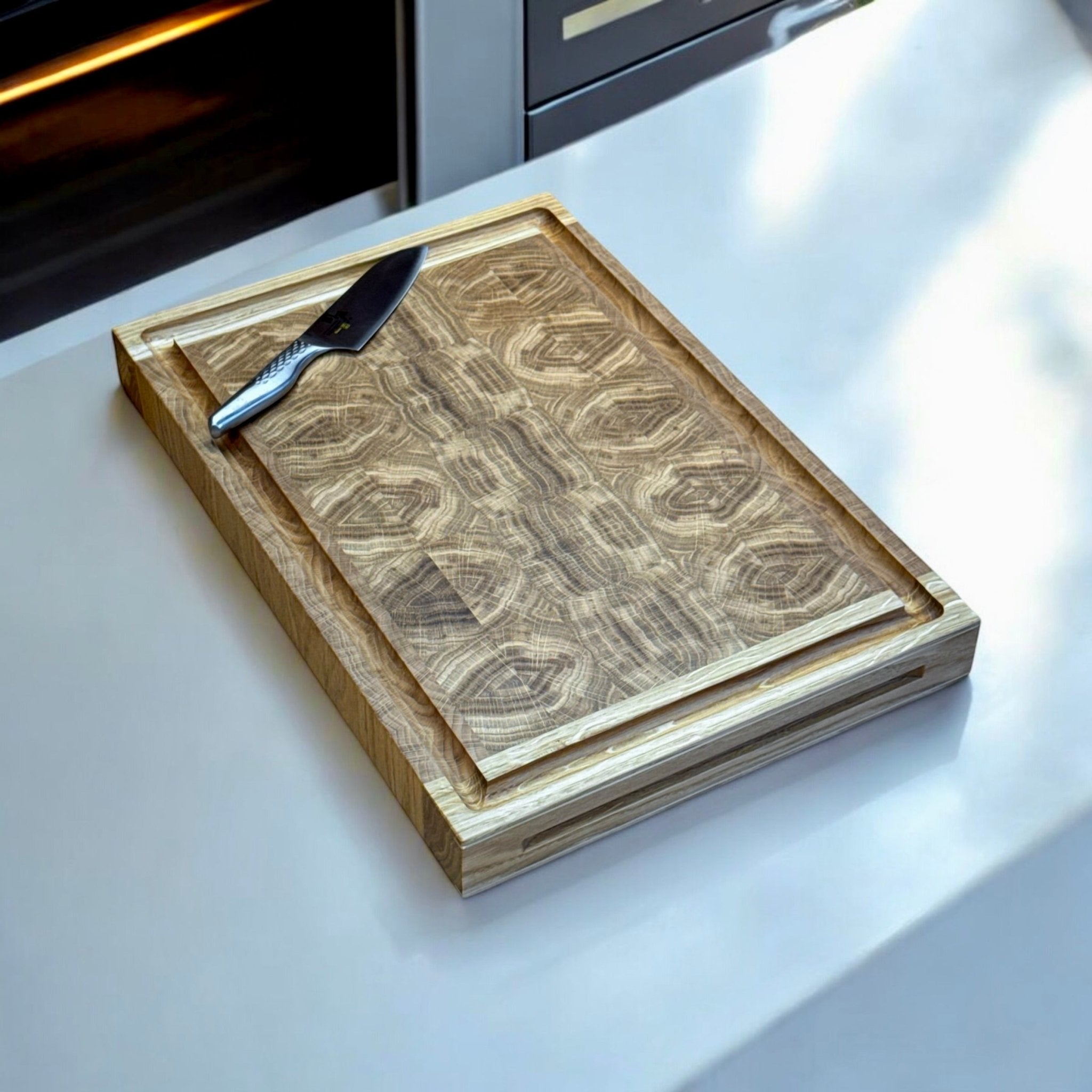 Køb 'Chefs board' skærebræt med kerne i endetræ og messingdetaljer 40x30x5 cm_9 fra Rune - Jakobsen Woodworks hos os