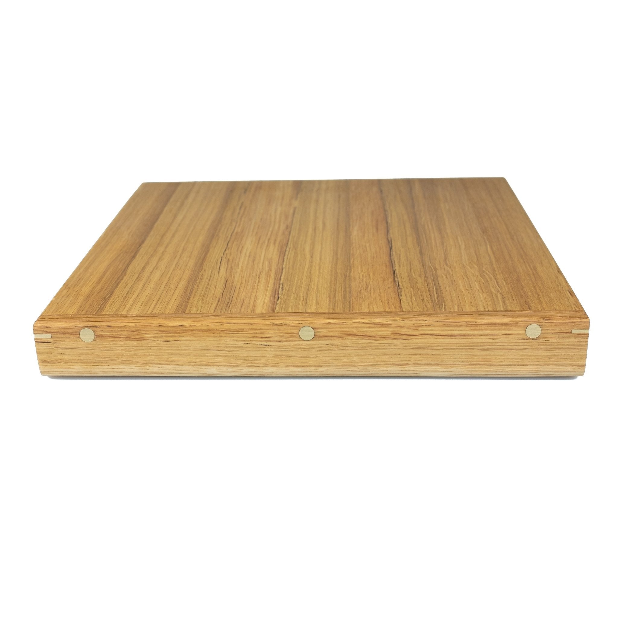 Køb 'Forefront' skærebræt med træforkant og detaljer i kobber 40x40x3 cm_17 fra Rune - Jakobsen Woodworks hos os