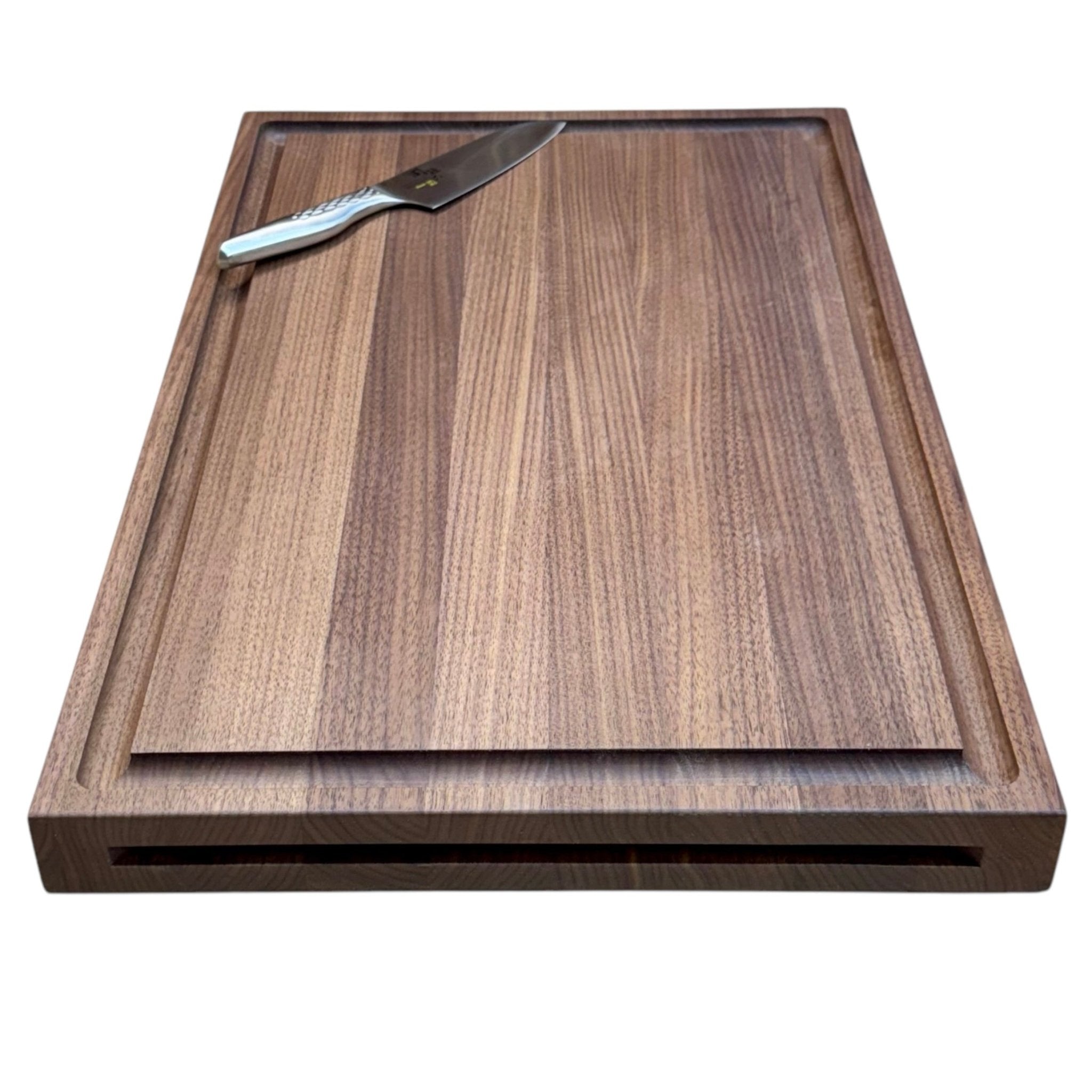 XXL. 6–8 cm dickes Schneidebrett mit Saftrille. Größen von 50 x 30 cm bis 80 x 60 cm.