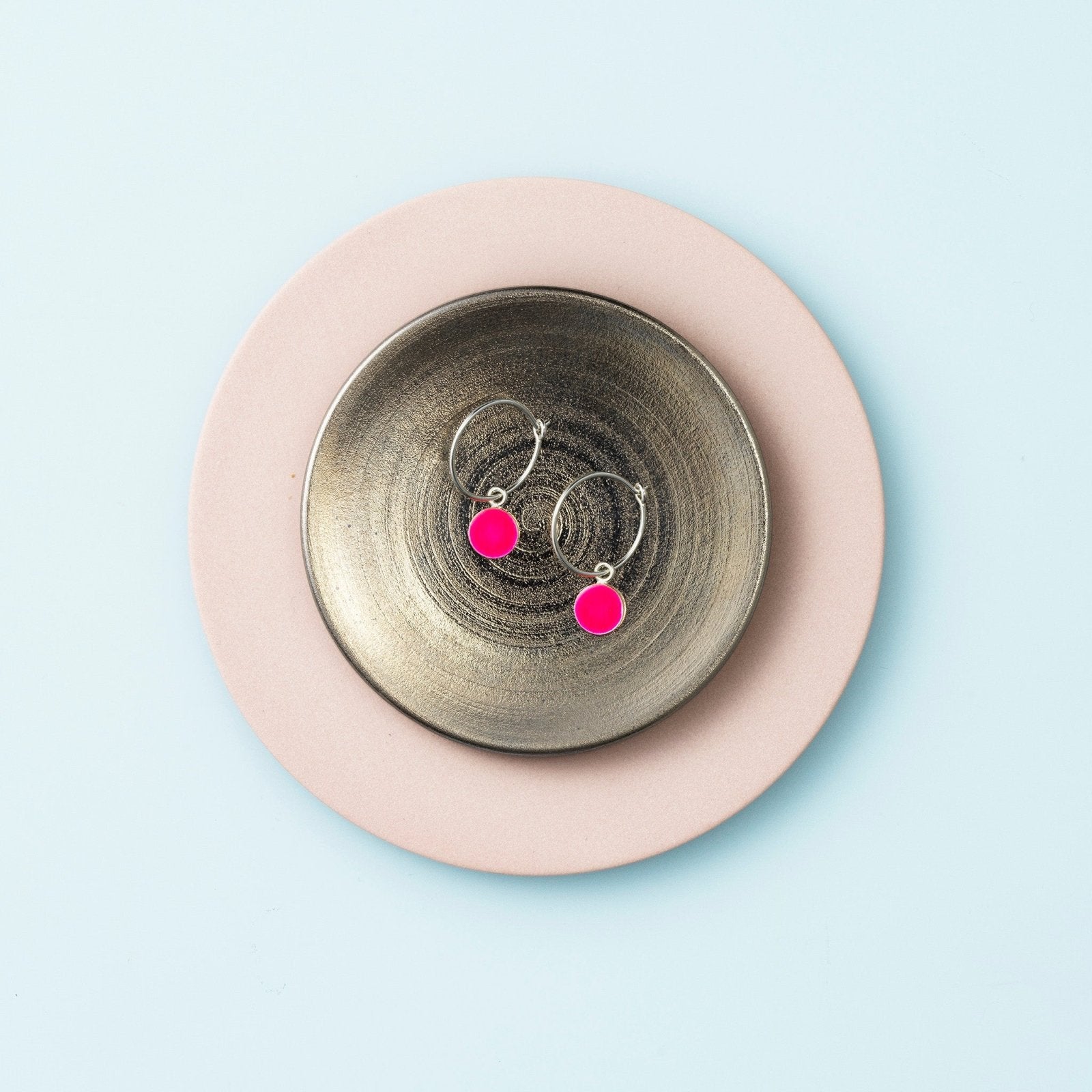 Køb SIGN øreringe · NEON PINK _4 fra Scherning hos os