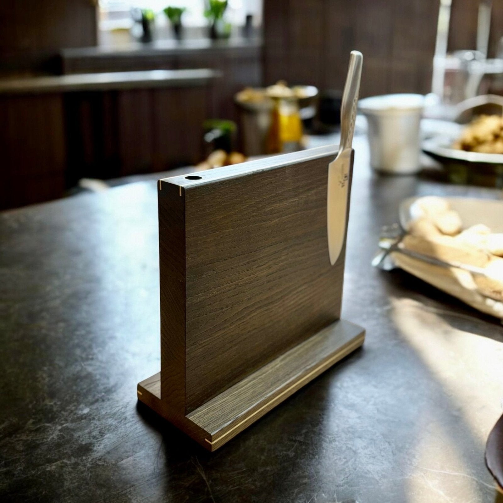 Rune - Jakobsen Woodworks 'The Beast' stor magnetisk knivblok med messingrør og messingdetaljer 30x30x4 cm_4