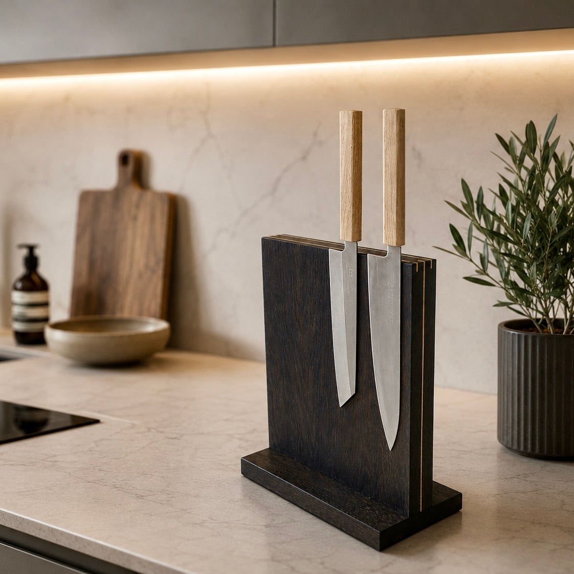 Rune-Jakobsen Woodworks, The Monolith - 15 eller 25 cm bred dobbeltsidet magnetisk knivblok med messingdetaljer. Højde 30 cm._1