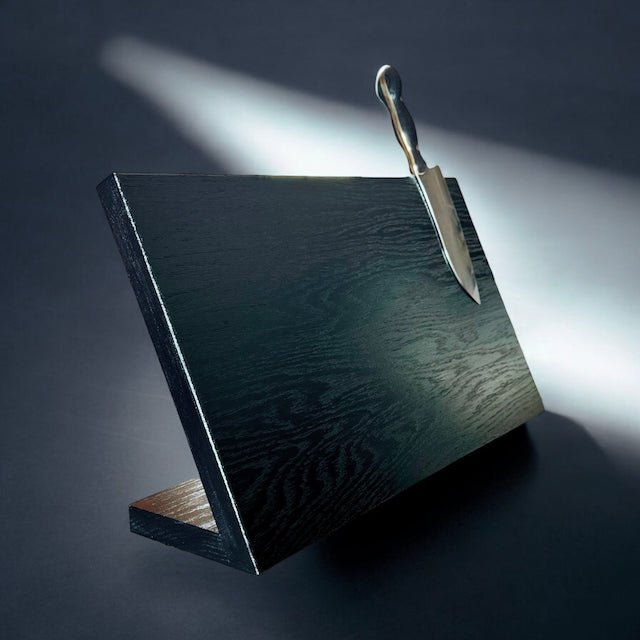 Køb Rune-Jakobsens 'You want it darker?' vinklet, sortbejdset knivblok_3 hos os
