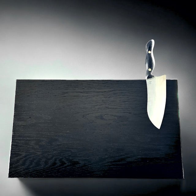 Køb Rune-Jakobsens 'You want it darker?' vinklet, sortbejdset knivblok_2 hos os