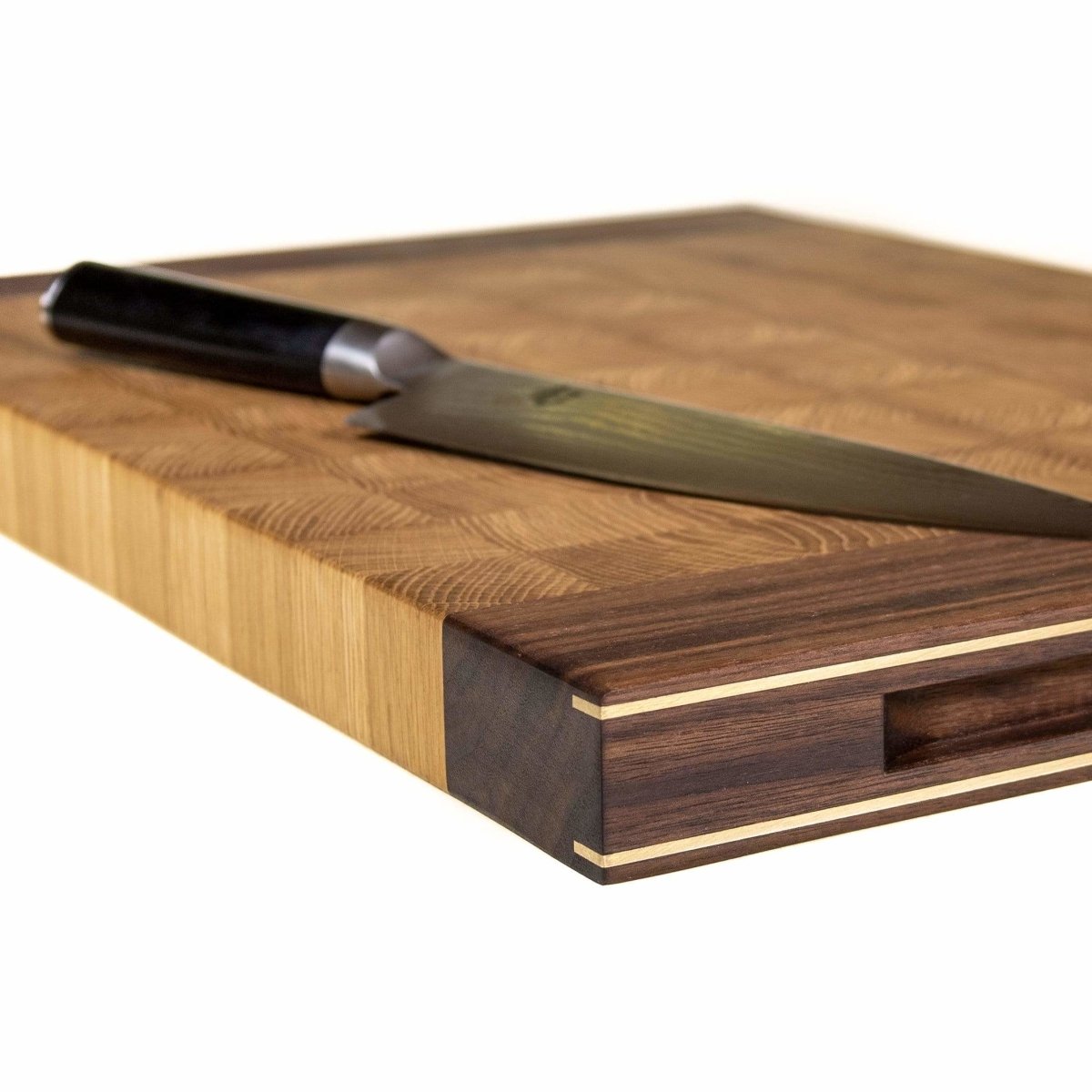 Køb 'Chefs board' skærebræt med kerne i endetræ og messingdetaljer 40x30x5 cm_3 fra Rune - Jakobsen Woodworks hos os