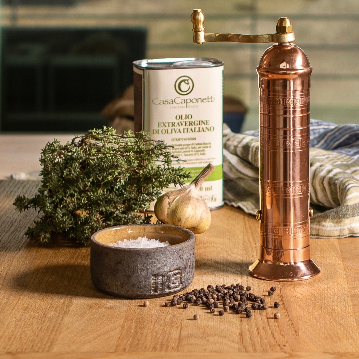 Køb Alexander 'Classic Copper Mill' kobber salt og peberkværne i 2 størrelser_3 fra Alexander Handcrafted Mills hos os