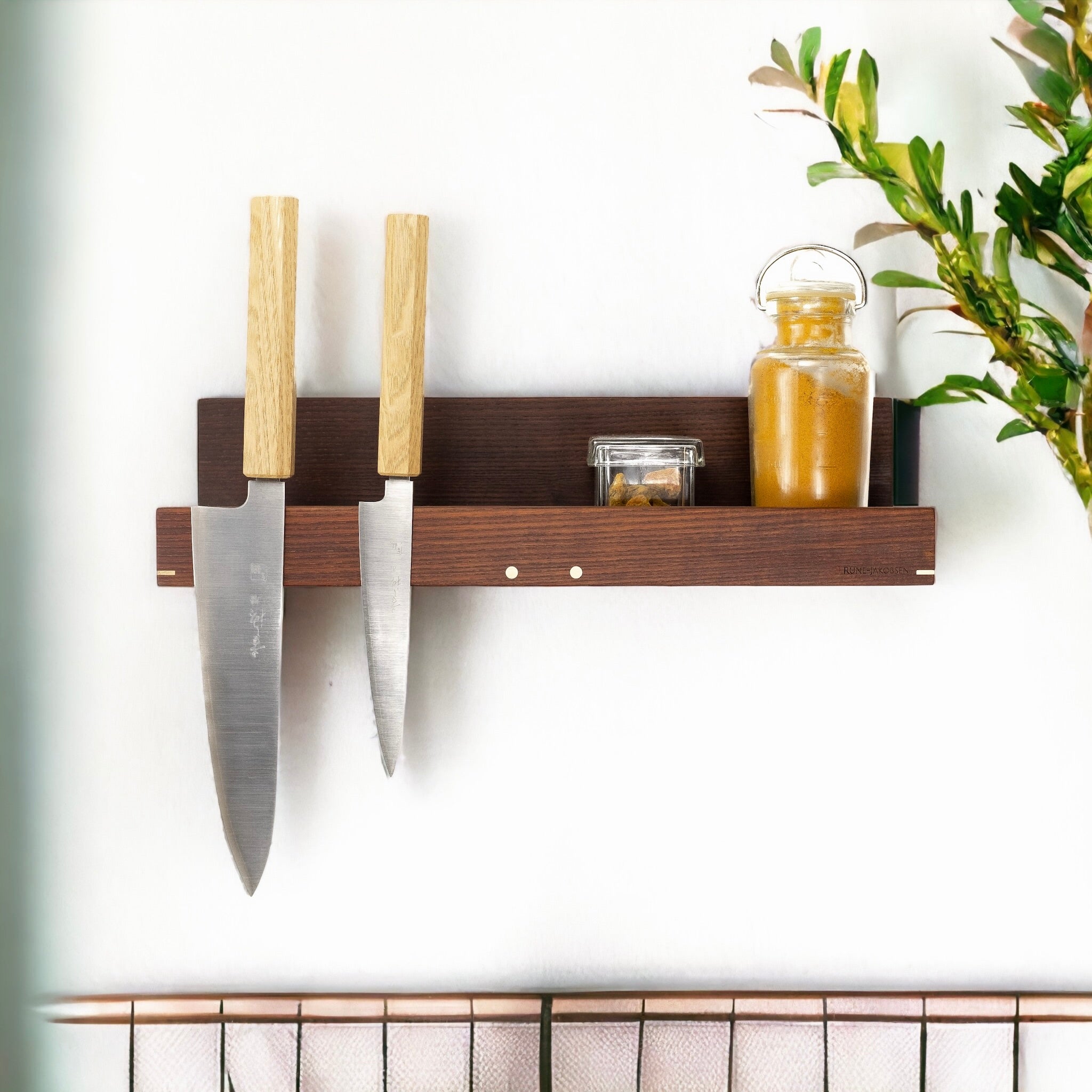 Køb 'Hack 4Knives' kombineret hylde og knivmagnet 30 cm_1 fra Rune - Jakobsen Woodworks hos os