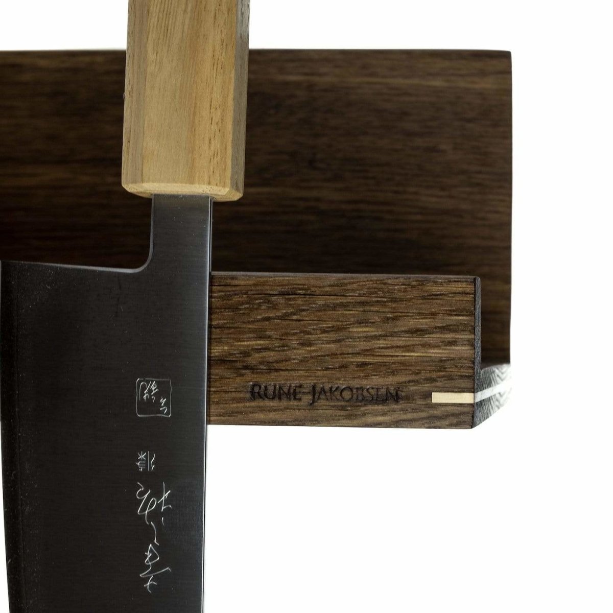 Rune-Jakobsen Woodworks 'Hack 4Knives' hylde med knivmagnet_8 by Rune-Jakobsen Design