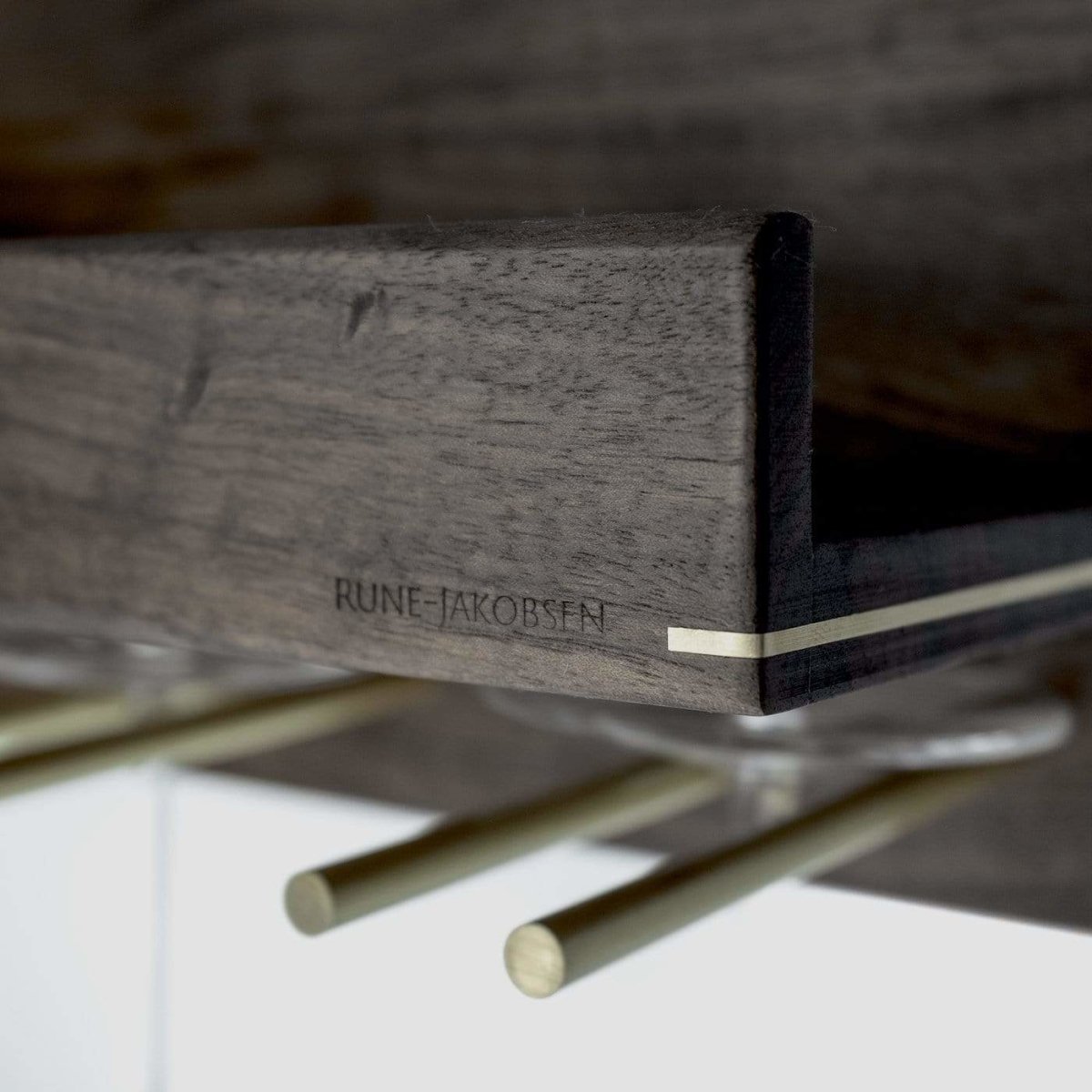 Rune - Jakobsen Woodworks 'Hack 4Wine' hylde med glasophæng 40 cm_4
