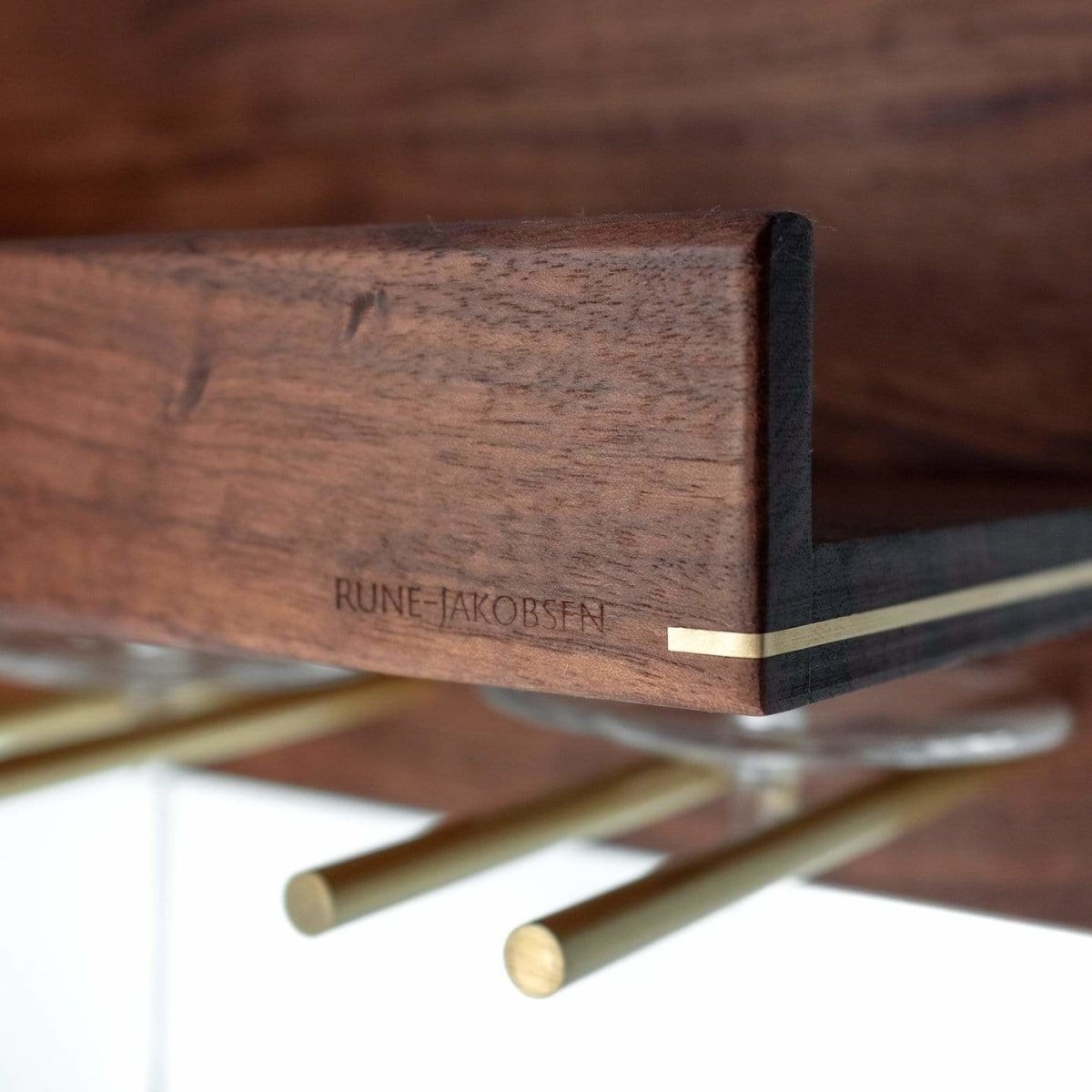 Rune - Jakobsen Woodworks 'Hack 4Wine' hylde med glasophæng 40 cm_6