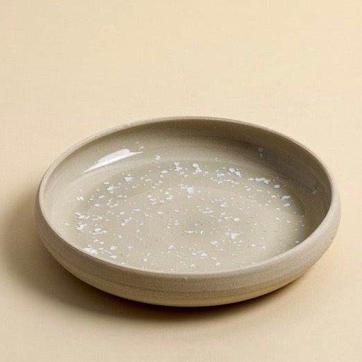 Køb 'Tallerken med stejl kant', stentøj, 22 cm, havskum Diameter 22 cm - højde 5 cm_3 fra Dorte Visby hos os