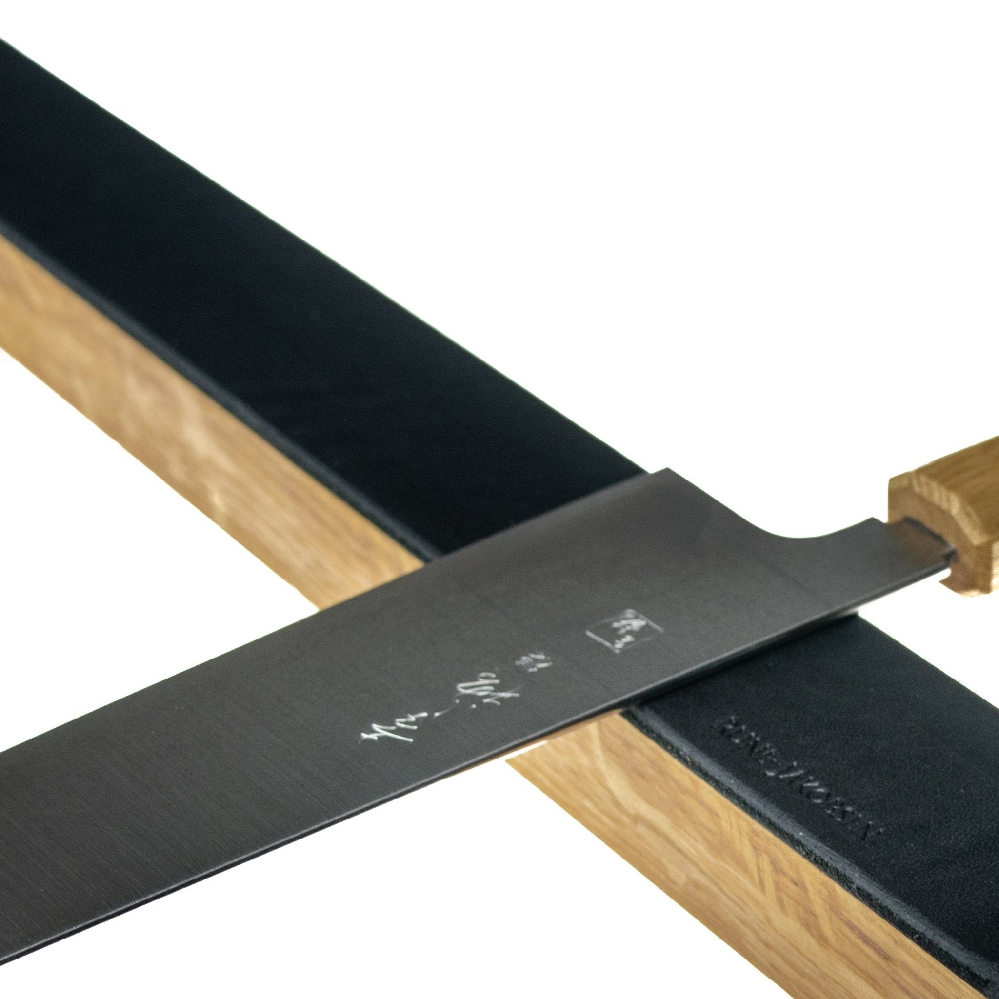 'Leather protected' - knivmagnet med læder Knivskinner fra Rune-Jakobsen Design