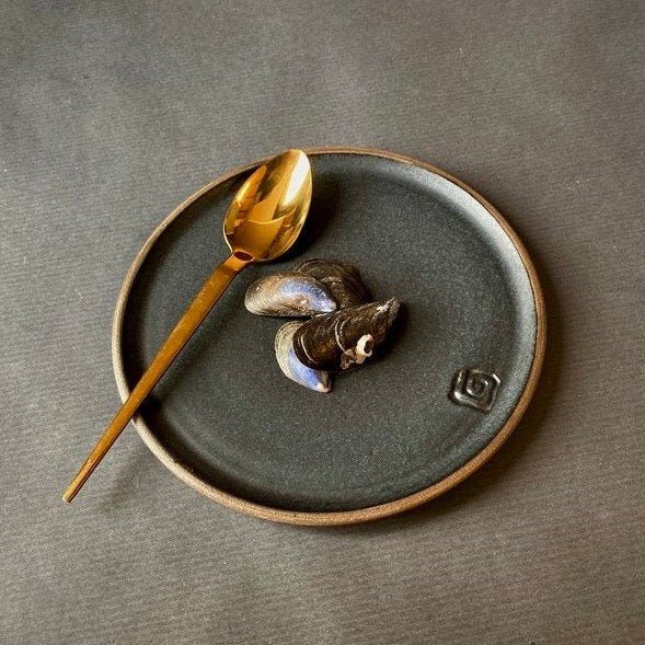 Køb 'Tallerken', stentøj, fås i flere størrelser, midnatshav Frokosttallerken - Diameter 21 cm_8 fra Dorte Visby hos os
