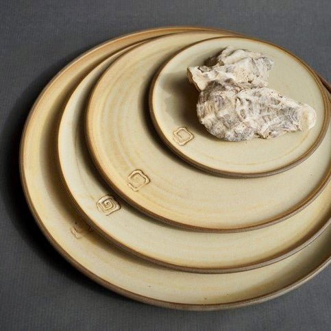 Køb 'Tallerken', stentøj, fås i flere størrelser, sand Middagstallerken - Diameter 28 cm_4 fra Dorte Visby hos os