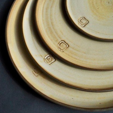 Køb 'Tallerken', stentøj, fås i flere størrelser, sand Middagstallerken - Diameter 28 cm_3 fra Dorte Visby hos os