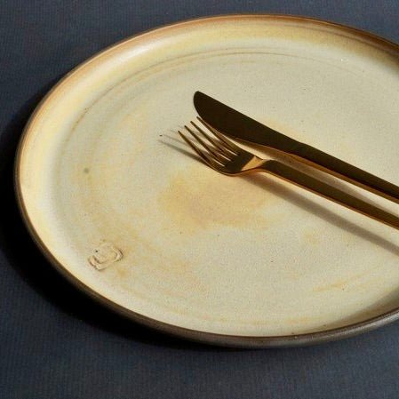 Køb 'Tallerken', stentøj, fås i flere størrelser, sand Middagstallerken - Diameter 28 cm_1 fra Dorte Visby hos os