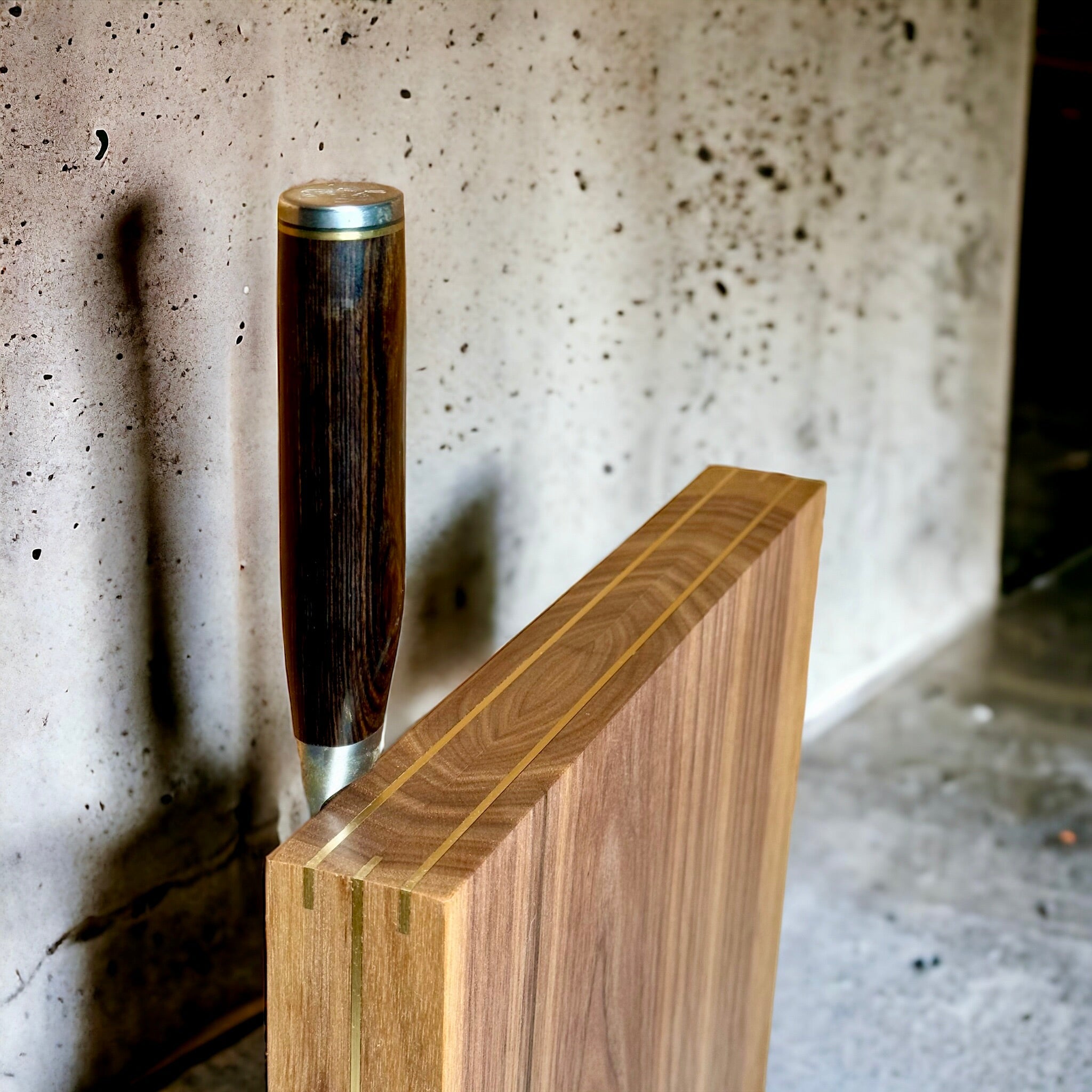 Rune - Jakobsen Woodworks 'The Monolith' magnetisk knivblok med messingdetaljer 30x30x4 cm_5