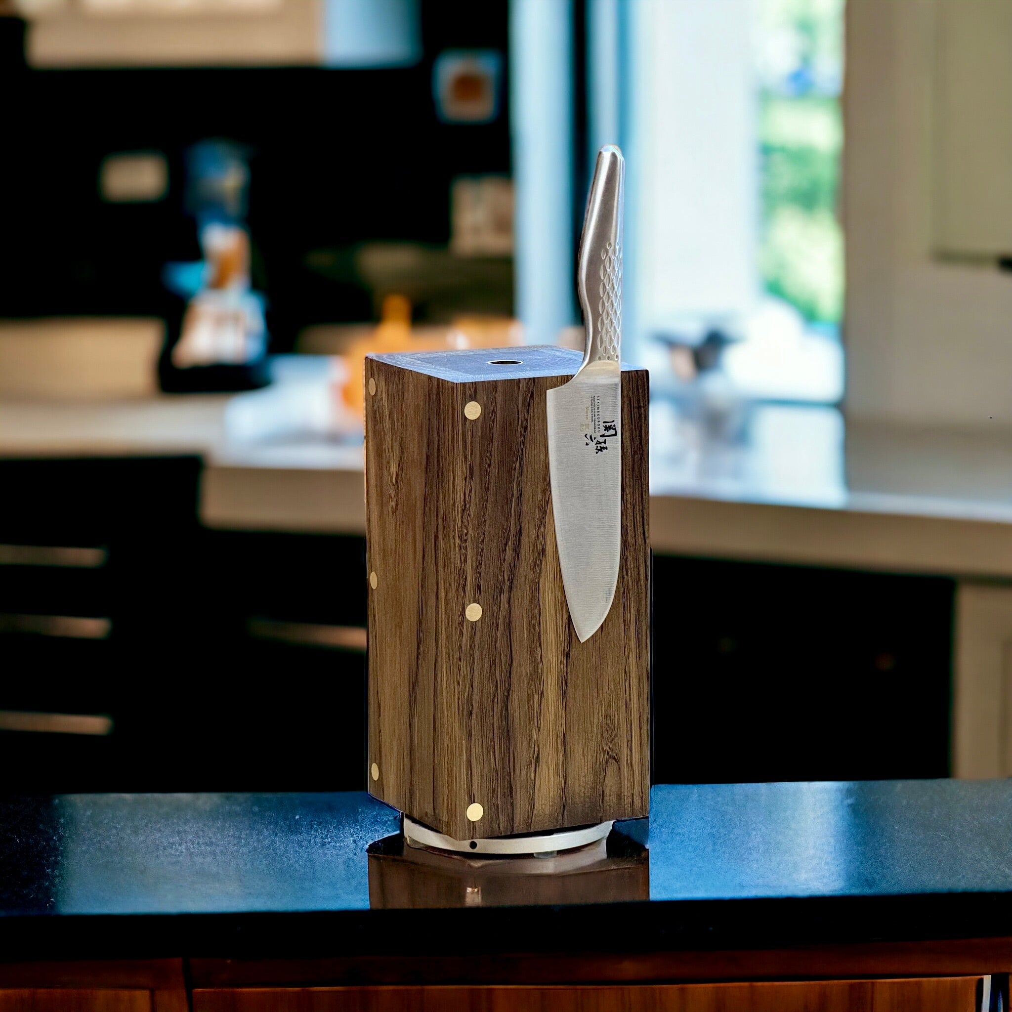 Køb 'Tower' magnetisk knivblok med messingrør og messingdetaljer 12x12cm med drejefod_6 fra Rune - Jakobsen Woodworks hos os