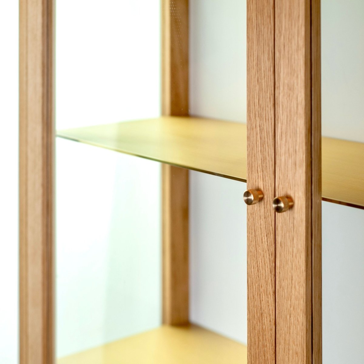 Rune-Jakobsen Woodworks Vitrine RJD-22 med skuffer_4 by Rune-Jakobsen Design