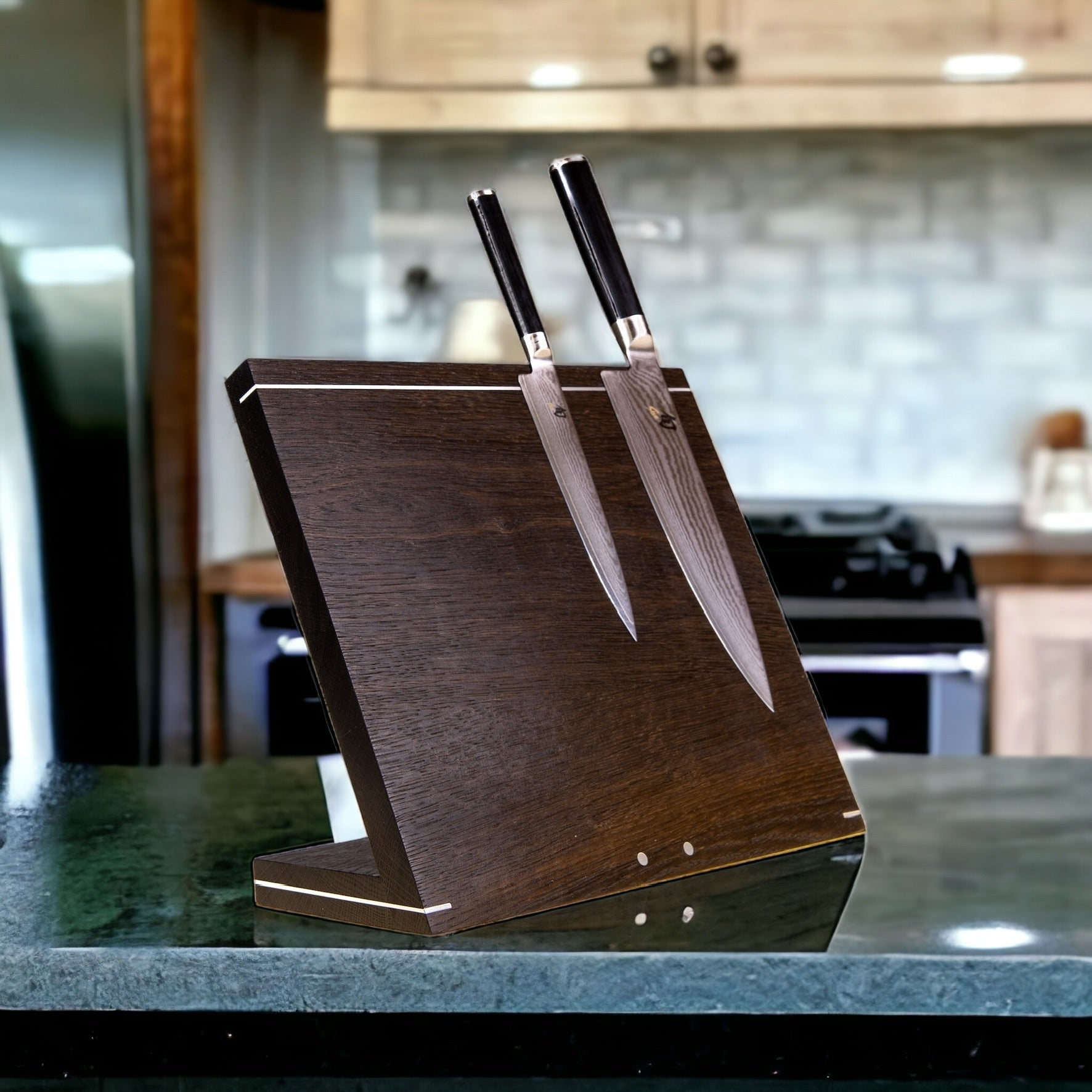 Køb 'Windswept exclusive' vinklet knivblok med messingdetaljer _3 fra Rune-Jakobsen Woodworks hos os