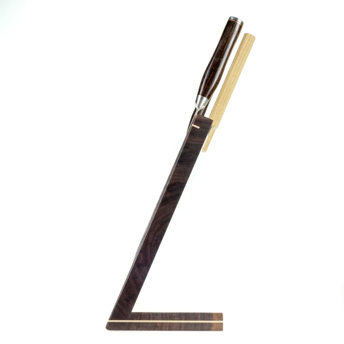 Køb 'Windswept exclusive' vinklet knivblok med messingdetaljer _7 fra Rune-Jakobsen Woodworks hos os