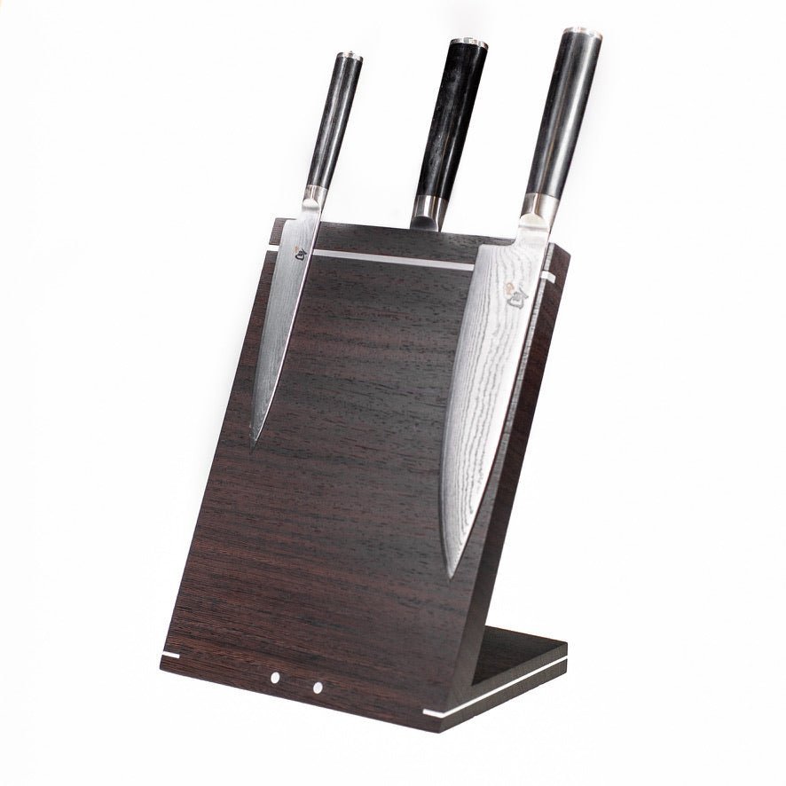 Køb 'Windswept exclusive' vinklet knivblok med messingdetaljer _4 fra Rune-Jakobsen Woodworks hos os