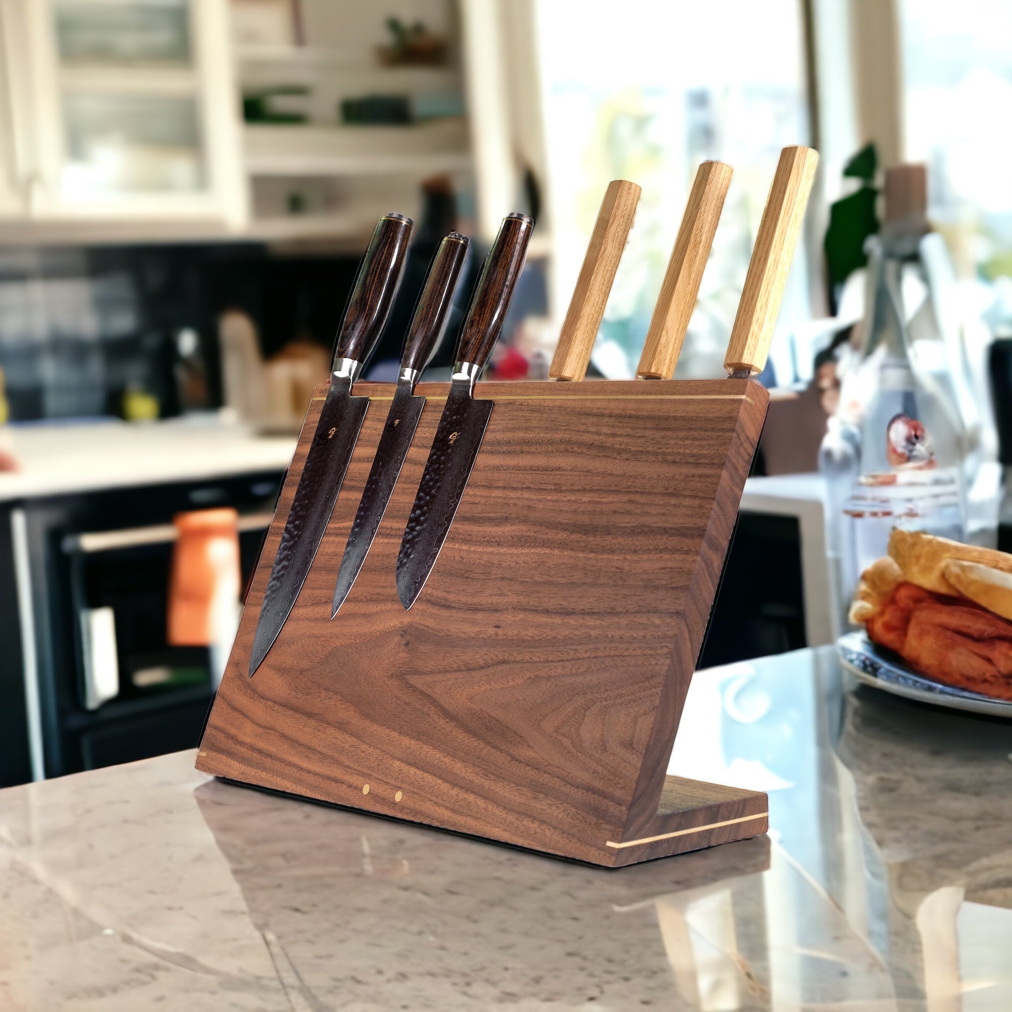 Køb 'Windswept exclusive' vinklet knivblok med messingdetaljer _1 fra Rune-Jakobsen Woodworks hos os