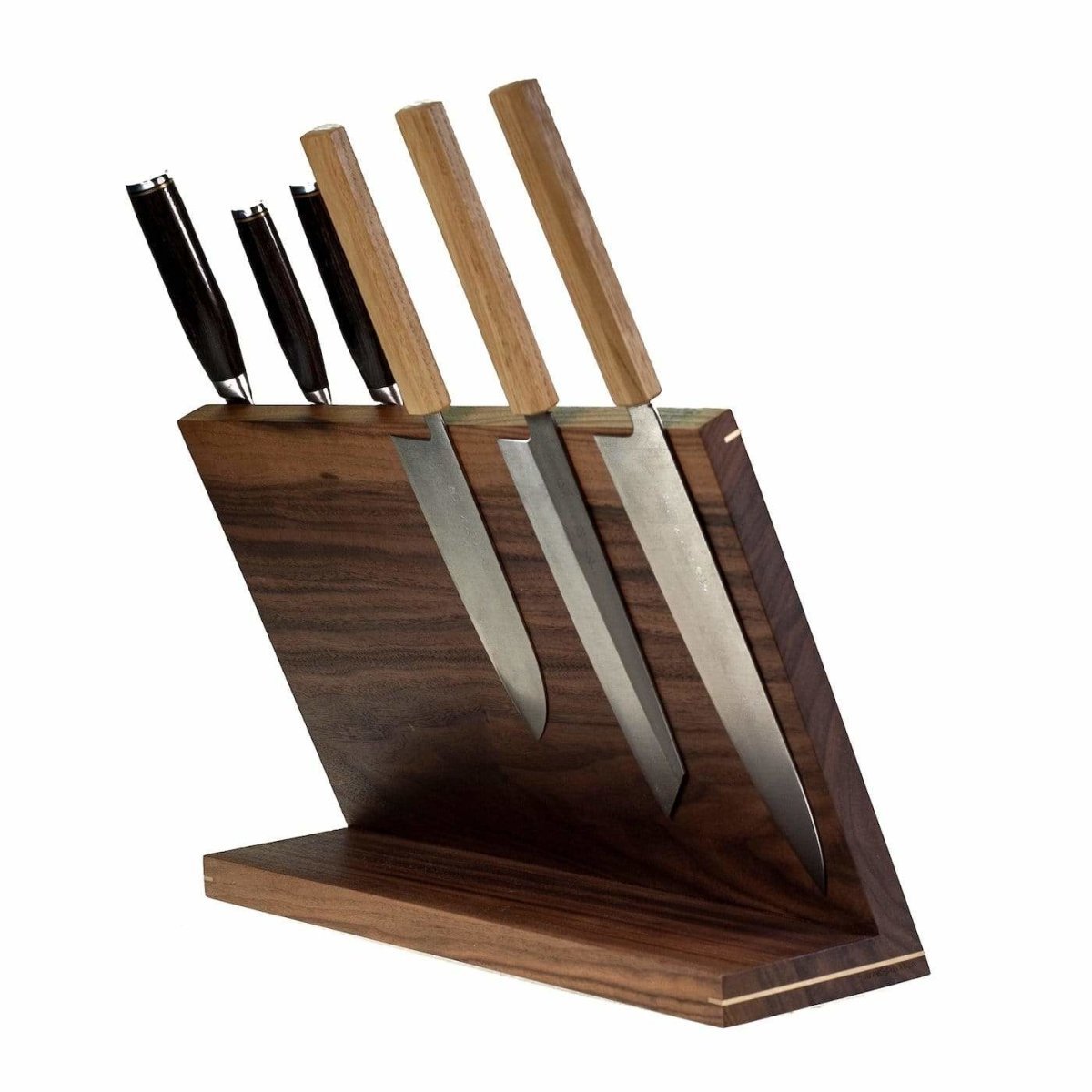 Køb 'Windswept exclusive' vinklet knivblok med messingdetaljer _6 fra Rune-Jakobsen Woodworks hos os