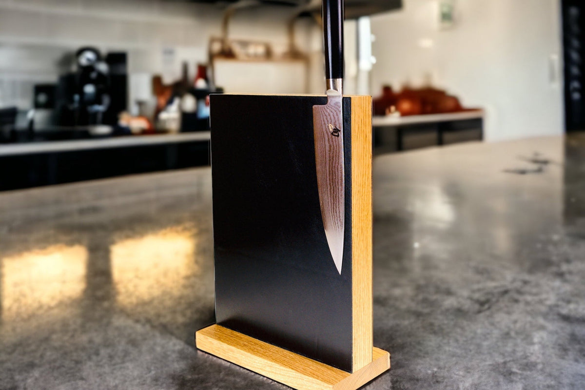 Leather Block – dobbeltsidet magnetisk knivblok med læderfront, fra Rune-Jakobsen Woodworks