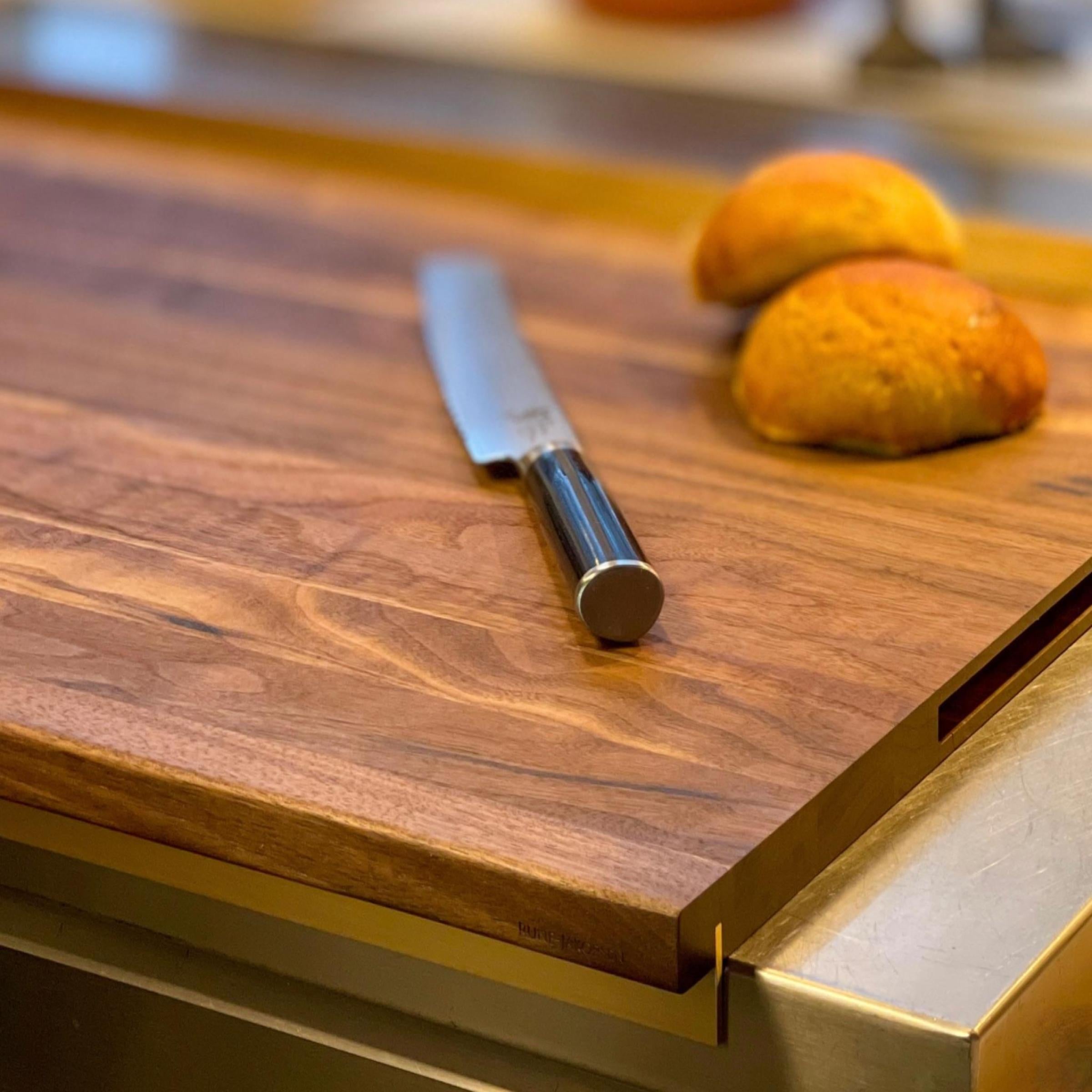 'Pastry' cutting board with front edge in brass, copper or aluminum