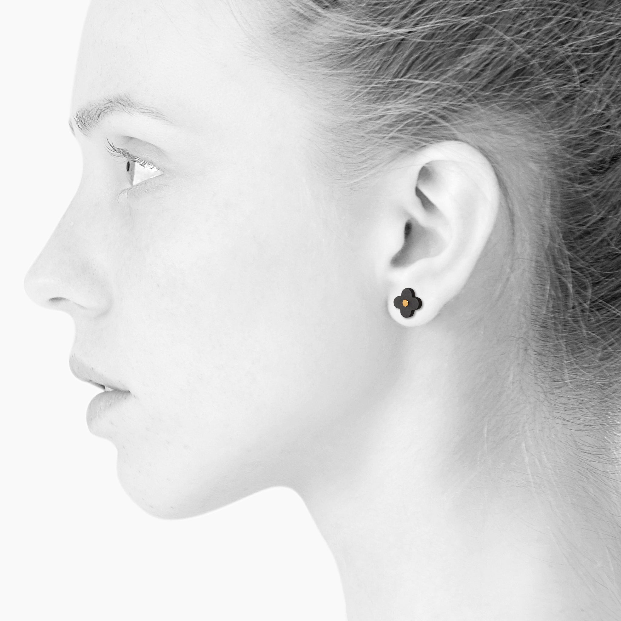 AURA ørestikker · BLACK/GOLD · SCHERNING smykker
