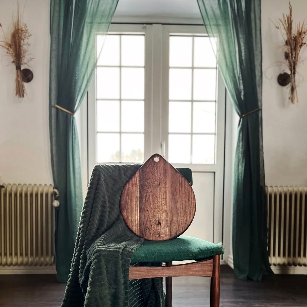 Planche de service en forme de larme Ø35 cm en noyer massif avec anneau en laiton