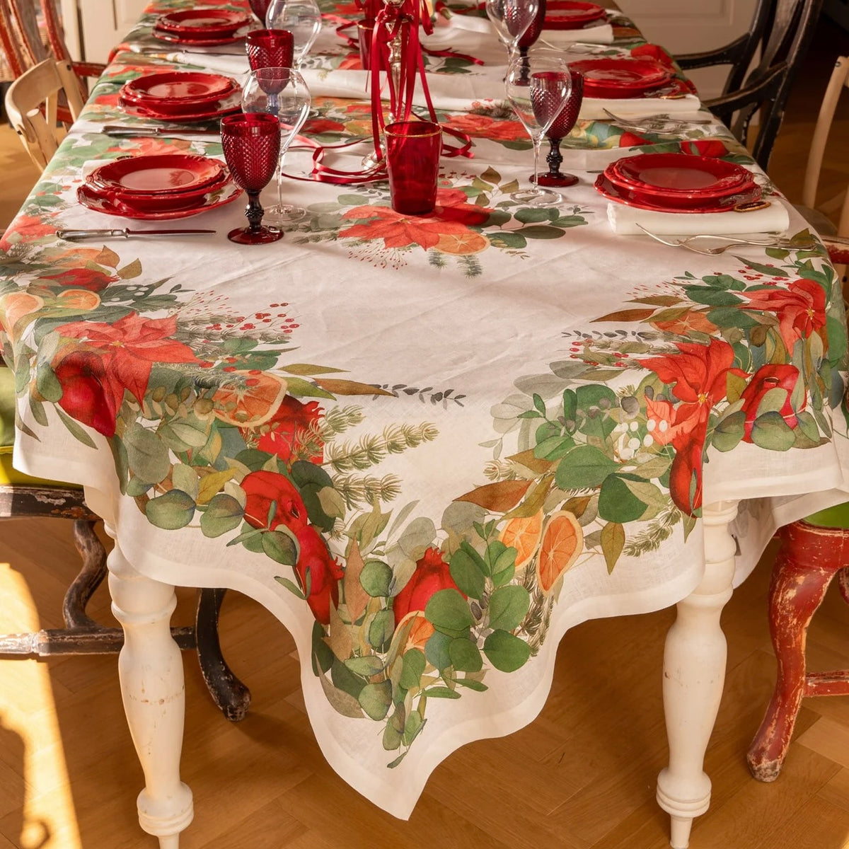 Tovaglia Garland Glee in lino: motivi natalizi classici raccolti in una ghirlanda – Tessitura Toscana Telerie