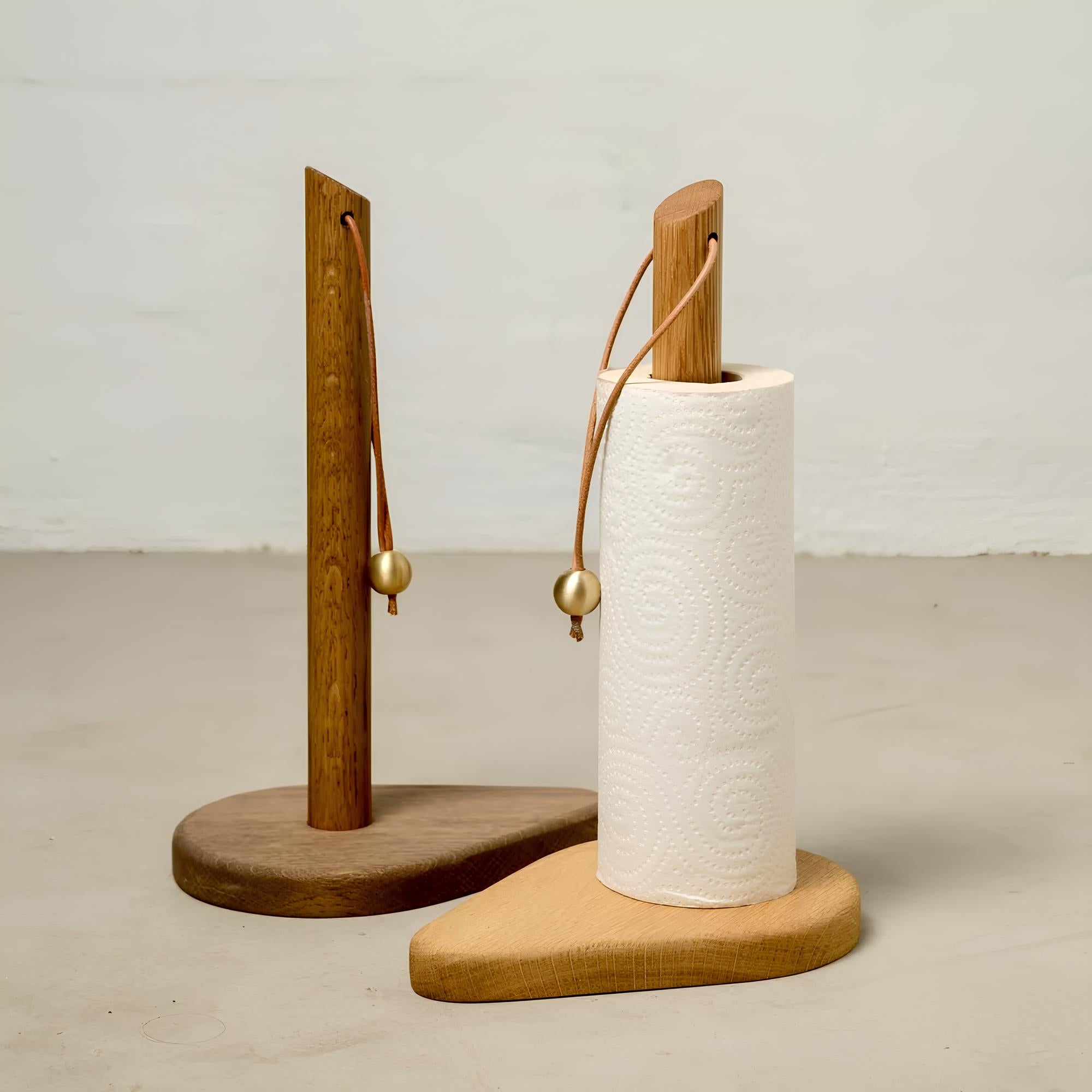 Porte-rouleau de cuisine « Le Cygne » – chêne massif, cuir et laiton.