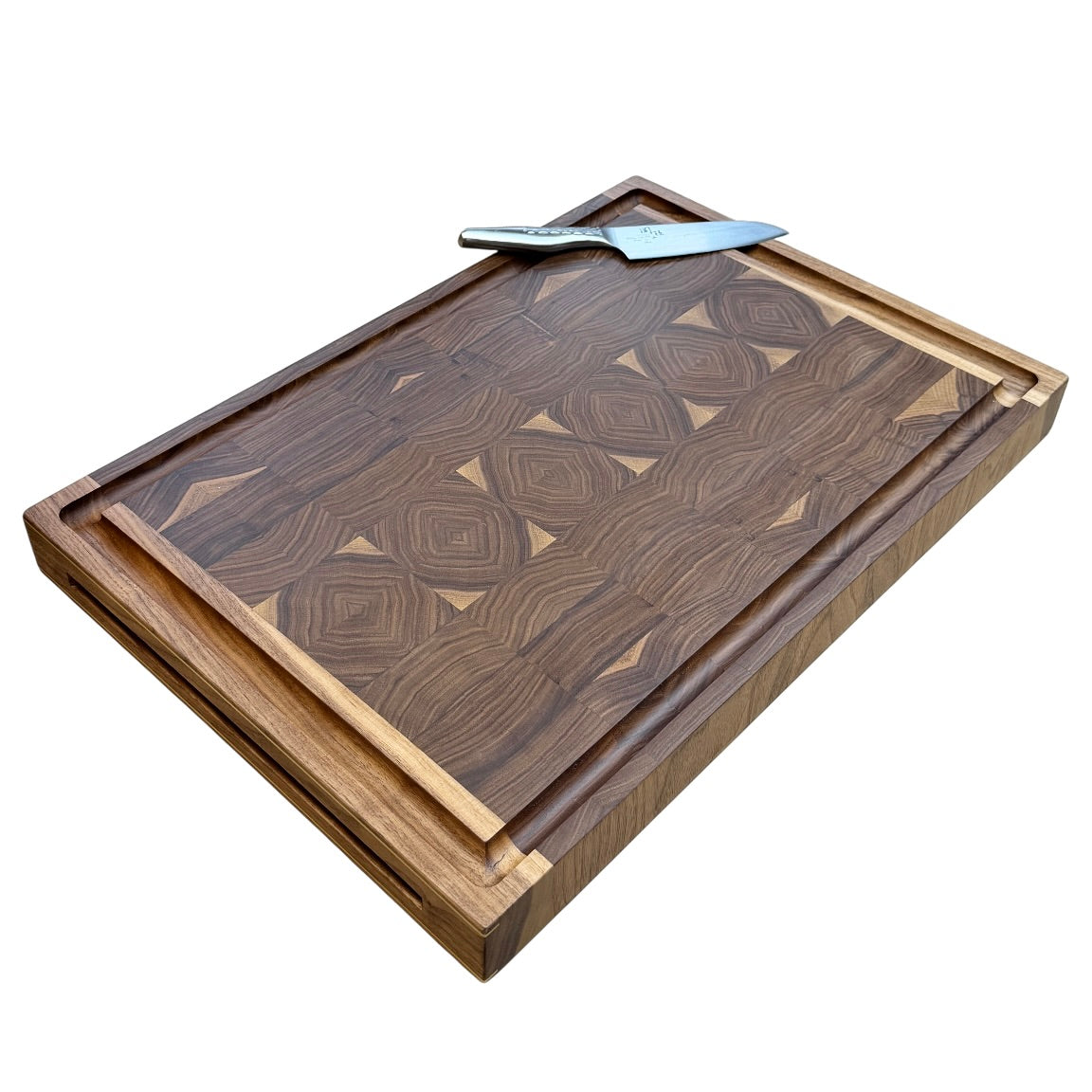 Chefs Board. 5 cm dikke snijplank met een kern van kopshout en een rechte handgreep met messing details. Afmetingen van 40x30 cm tot 60x40 cm.