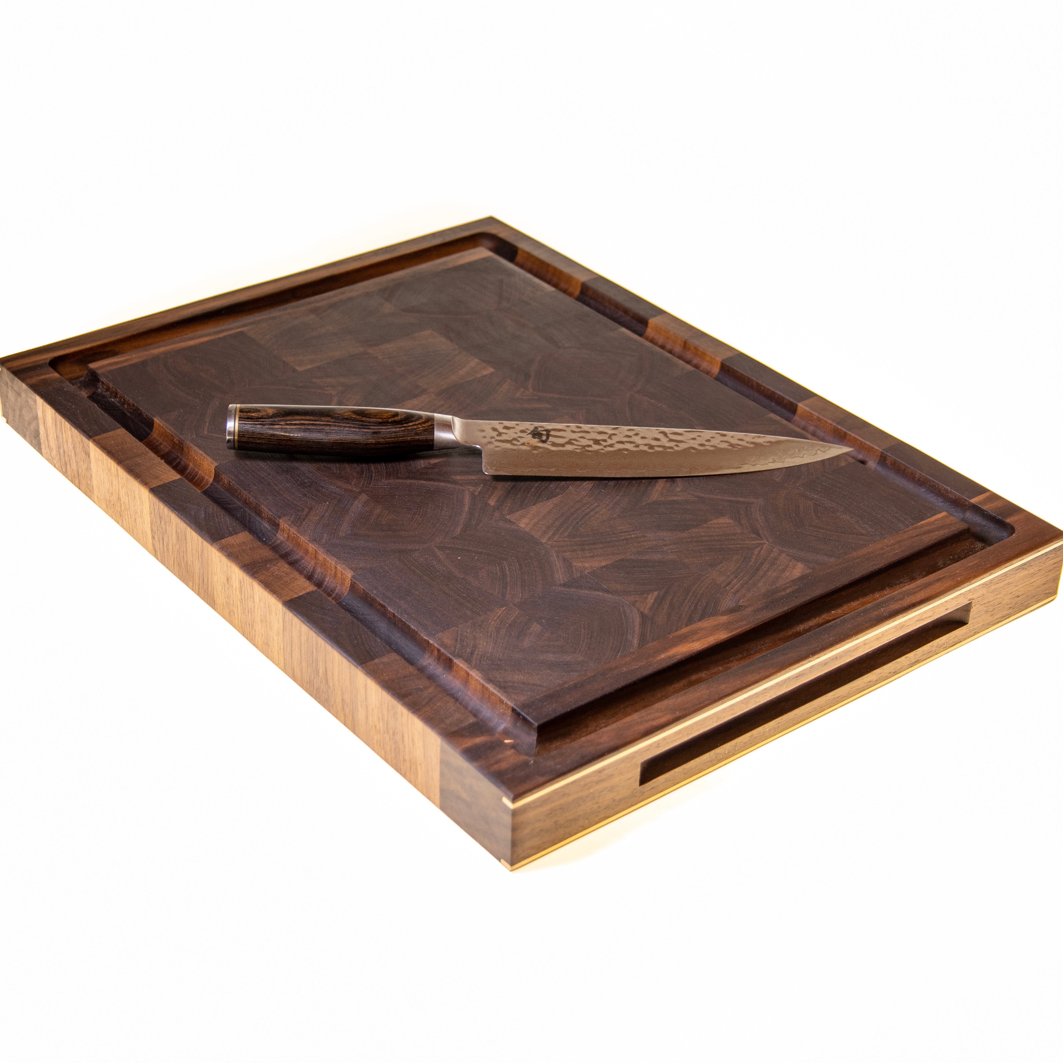 'Chefs board' 55x35x5 cm cutting board with endwood core and right-facing handle with brass details