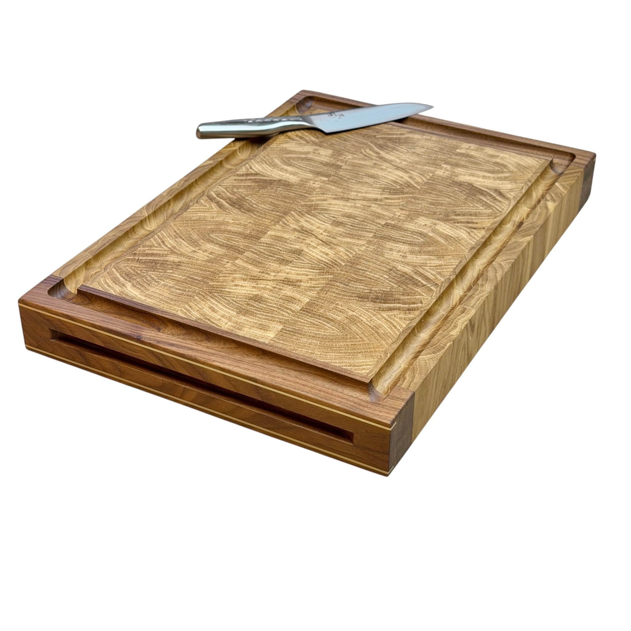 Chefs Board. 5 cm thick cutting board with a core of end wood and a straight handle with brass details. Sizes from 40x30 cm - 60x40 cm