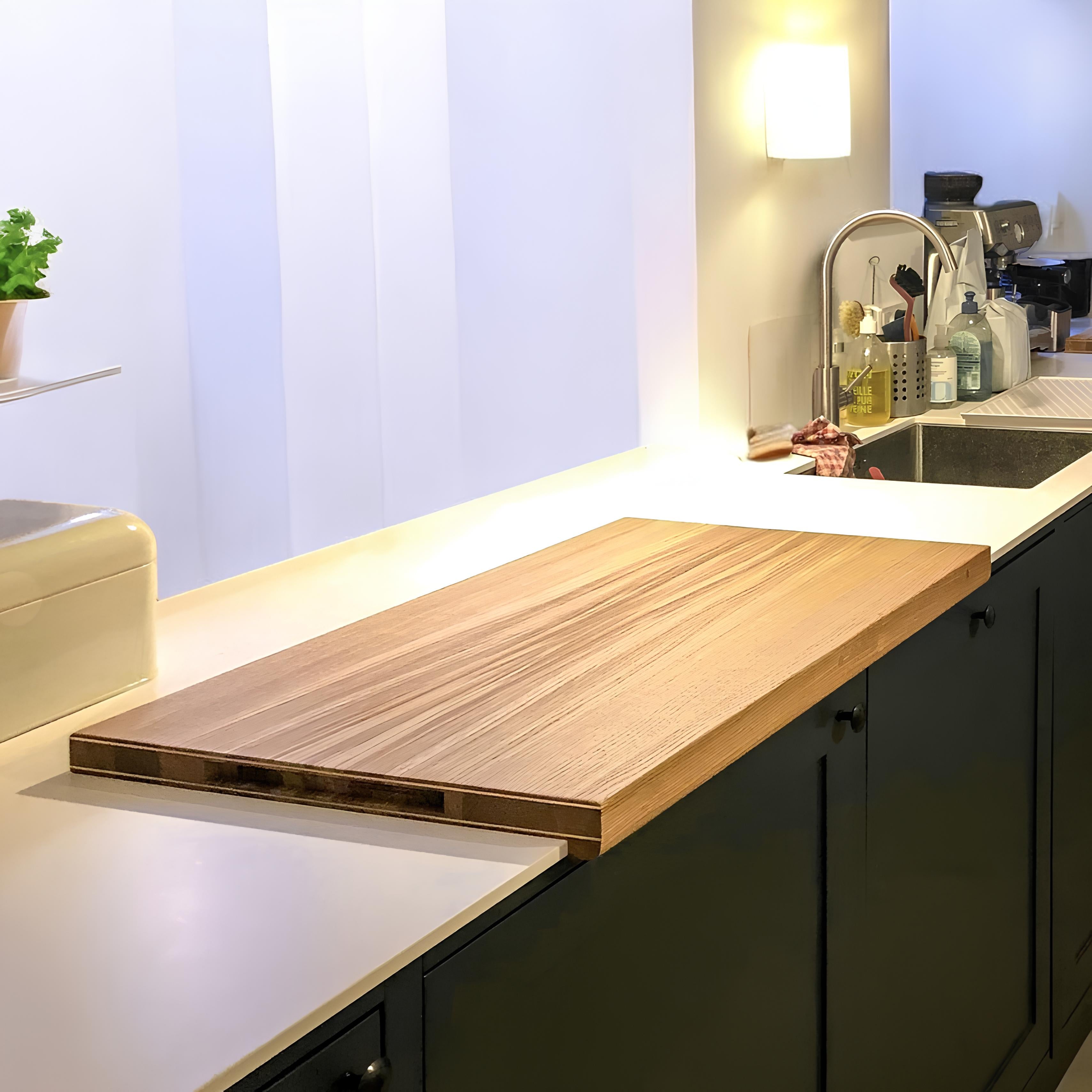 Schneidebrett „Forefront“ mit Holzvorderkante und Details aus Messing, Kupfer oder Aluminium