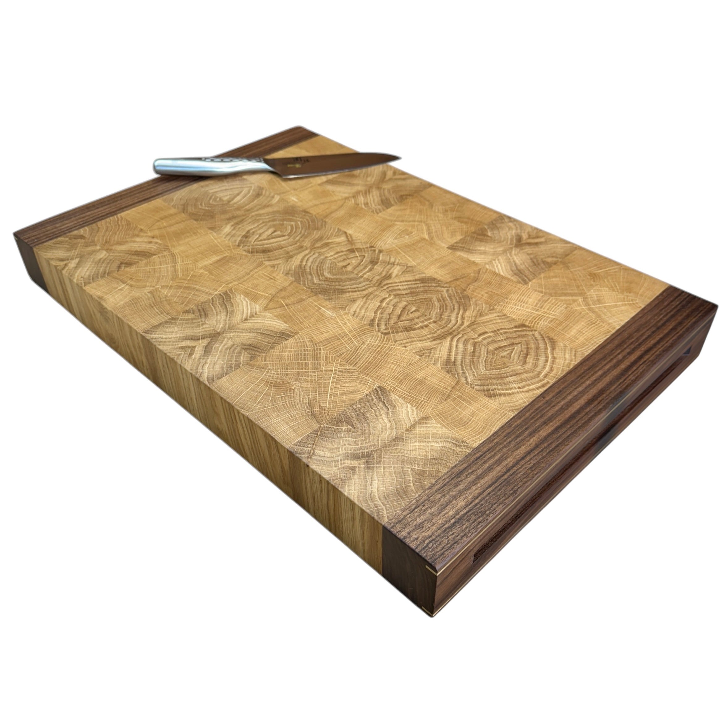 'Chefs board'  cutting board with endwood core and right-facing handle with brass details