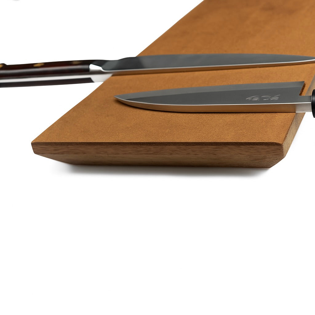 Leather Protected Vertical – bred knivmagnet med læder, affasede bagkanter mod væggen, fra Rune-Jakobsen Woodworks