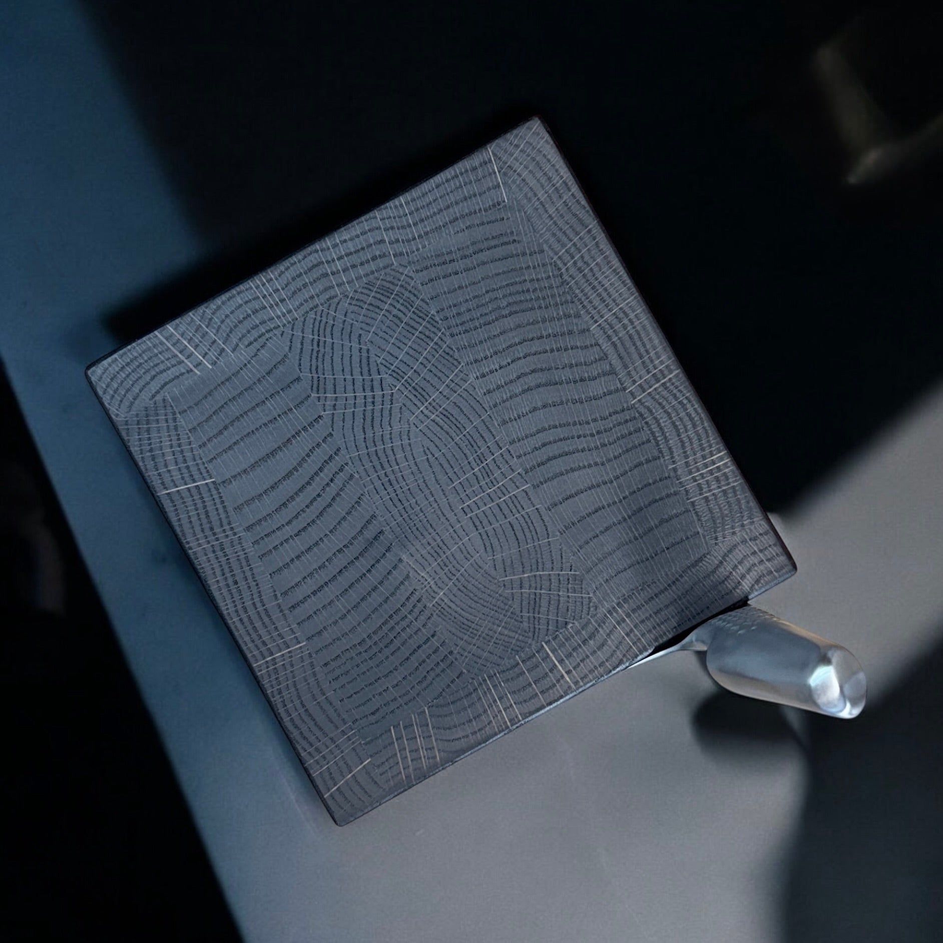 Nordic Noir - Schwarz gebeizter, quadratischer magnetischer Messerblock für 8 oder 12 Messer, 12x12x25 cm oder 15x15x30 cm.