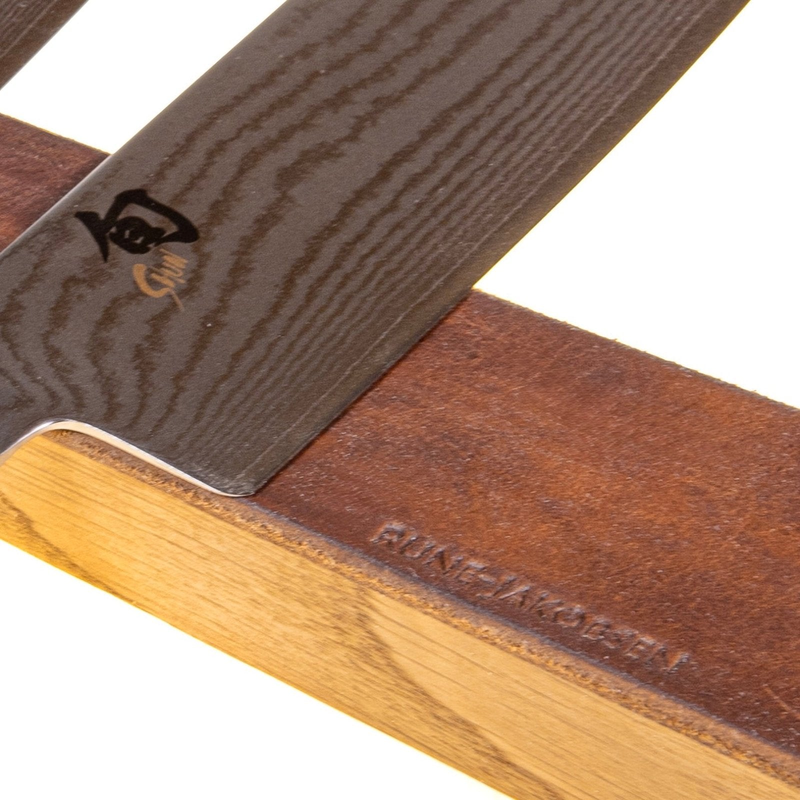 Køb 'Leather protected' knivmagnet i længder fra 20 - 80 cm med italiensk læder. 20 cm_4 fra Rune - Jakobsen Woodworks hos os